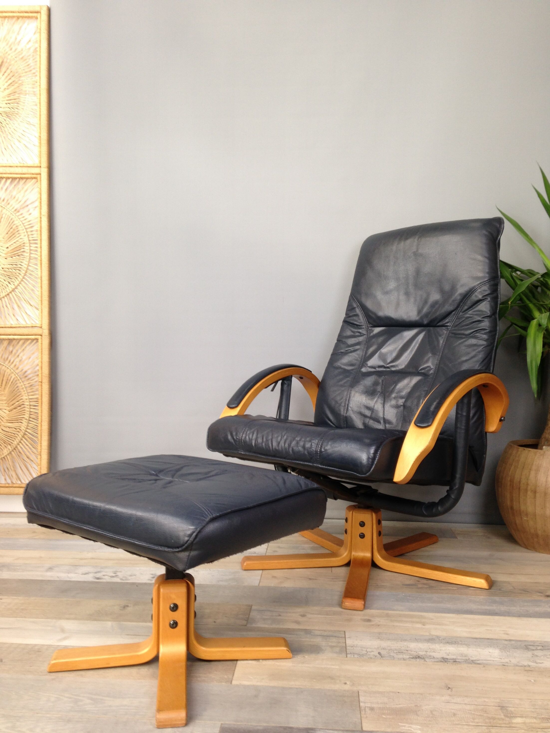 Danish design swivel and reclining relaxed chair by Jorgen Kastholm for Unico