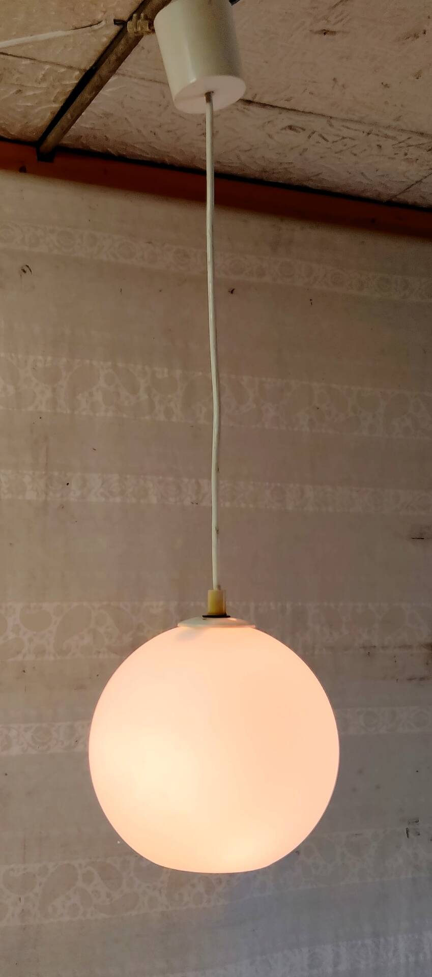 Suspension globe opaline blanche - mid. XXeme