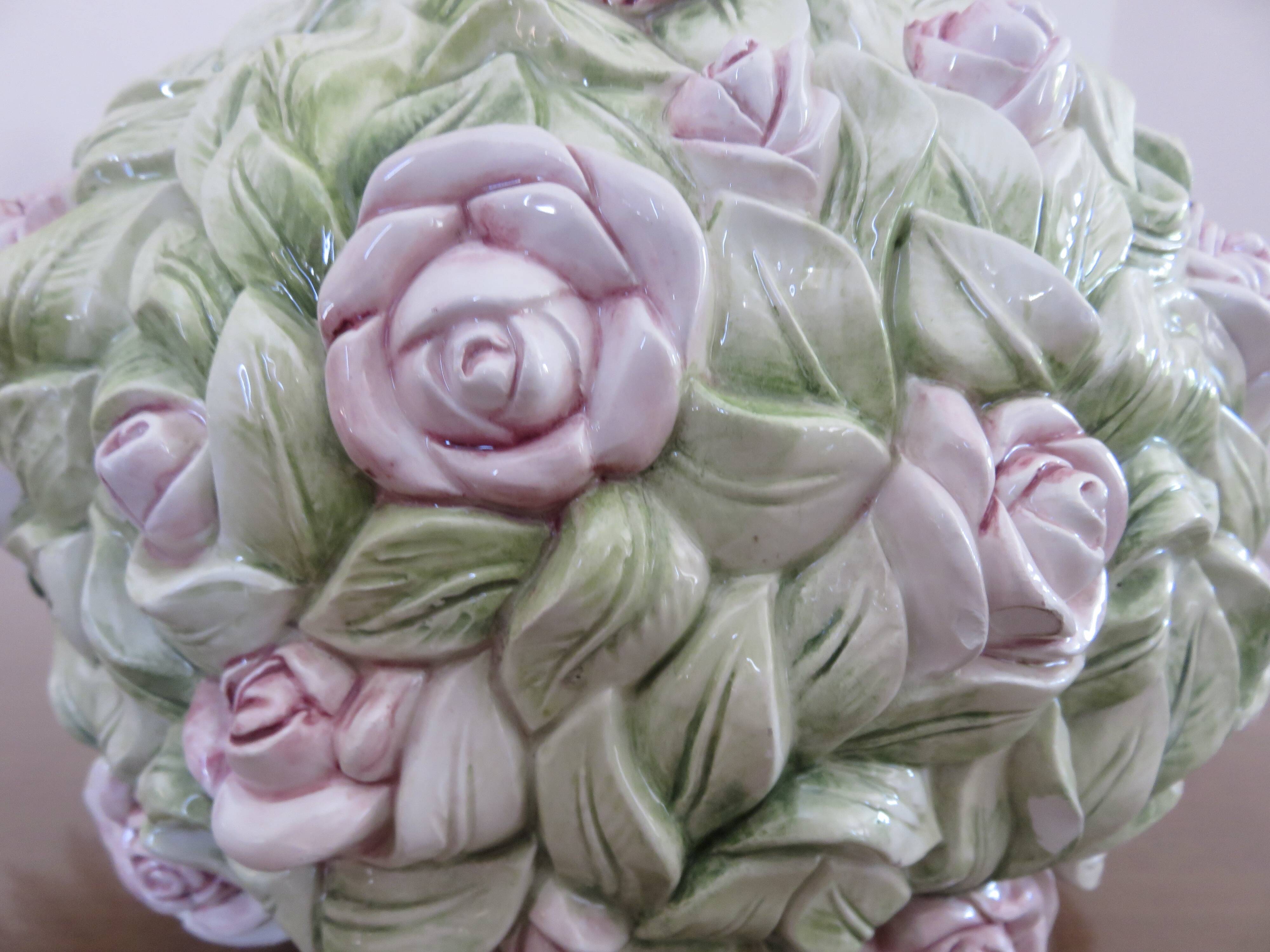 Vase en barbotine, décor floral