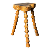 Tabouret trépied artisanal en bois tourné brutaliste du milieu du siècle, vers les années 1960.