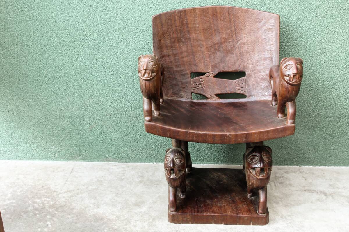 Siège africain monoxyle en bois sculpté