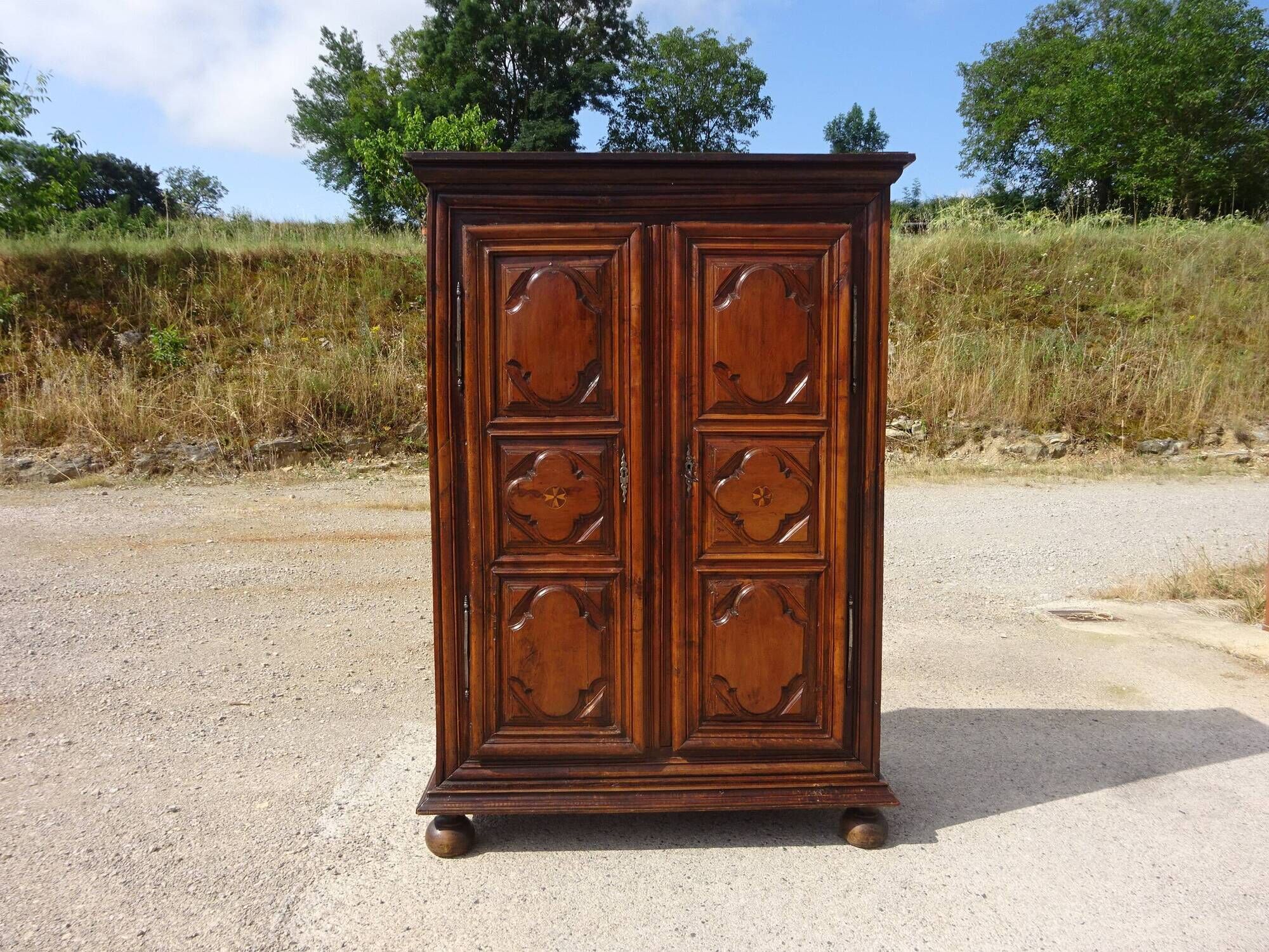Ancienne armoire Louis XIII en noyer massif