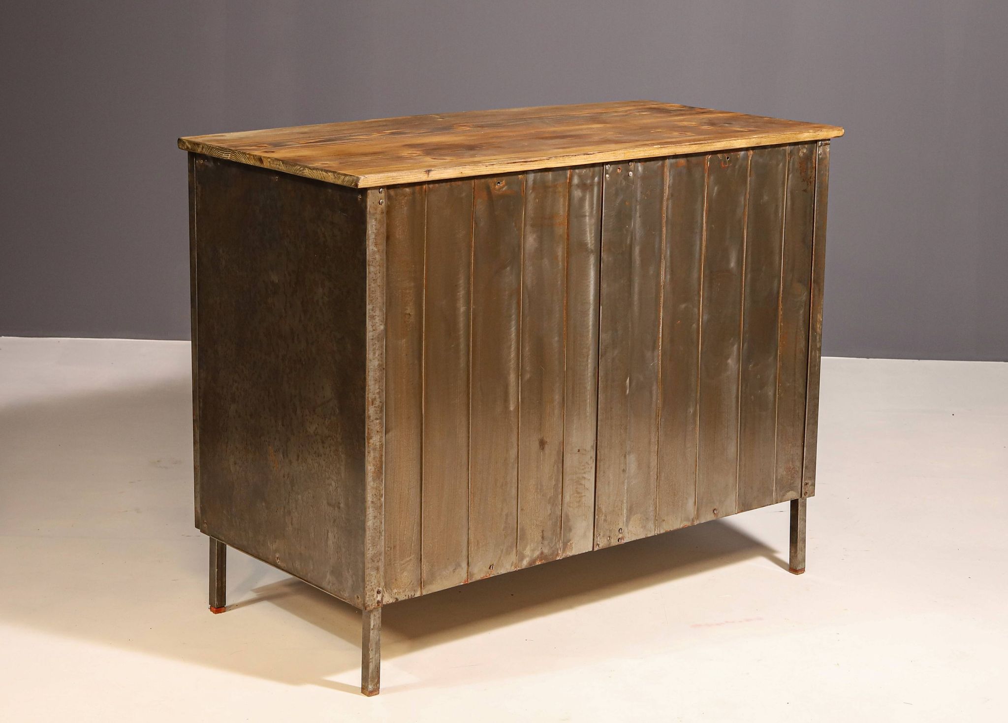 Armoire en fer industriel des années 1950, Tchécoslovaquie