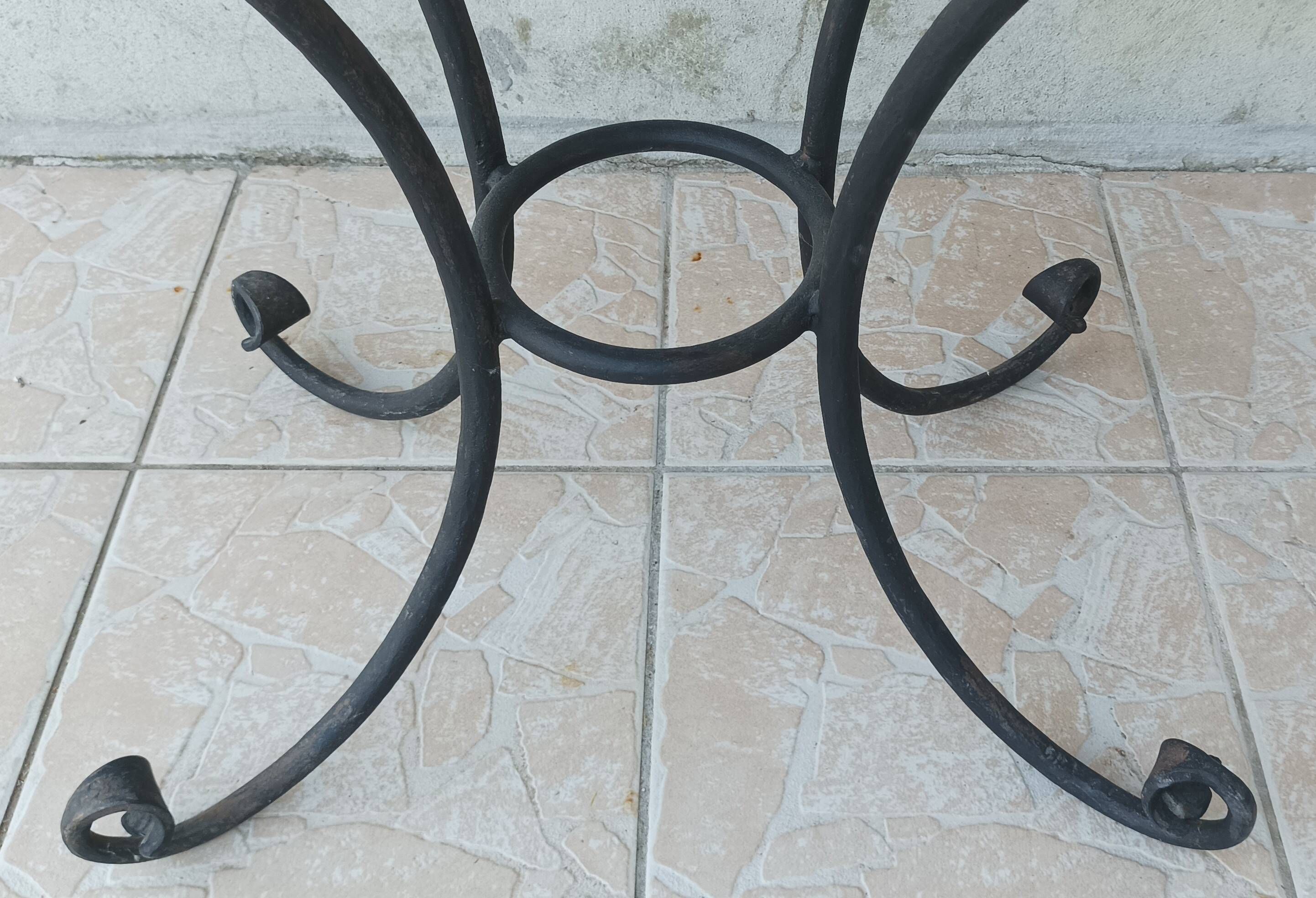 Bistro table in wrought iron and walnut
