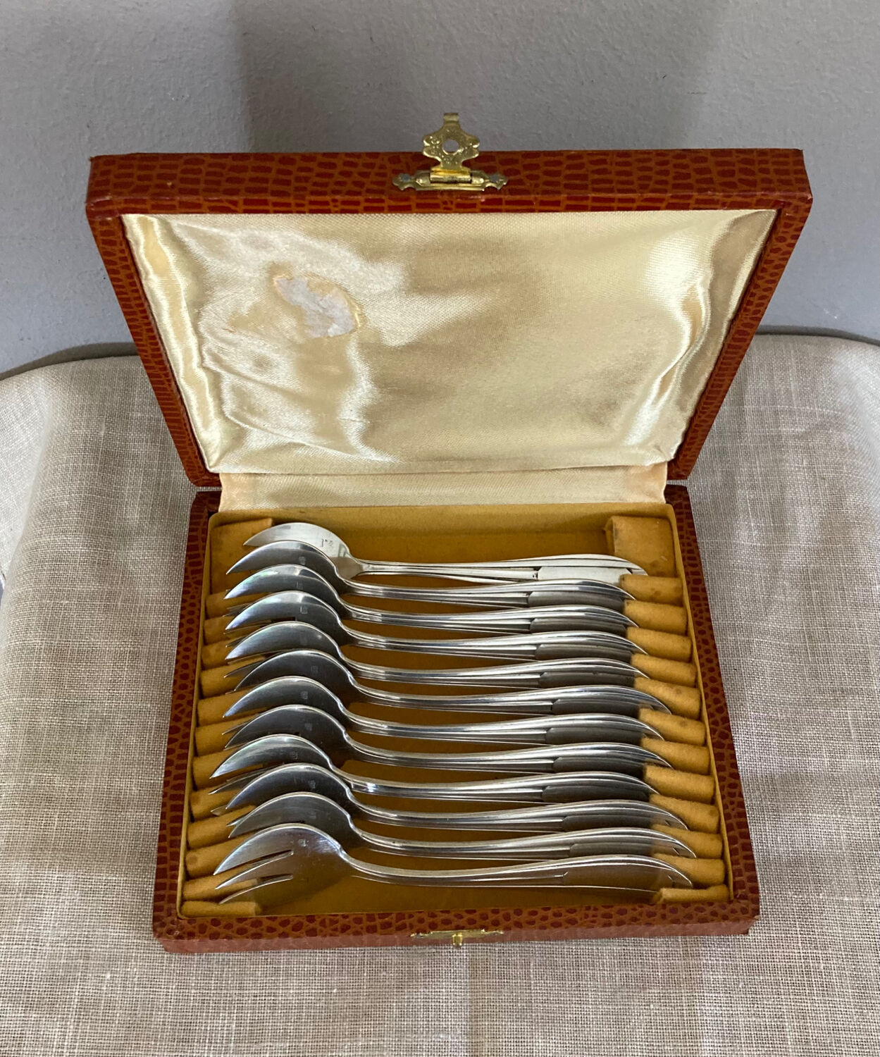 Art Deco oyster forks in punched silver metal, leatherette box