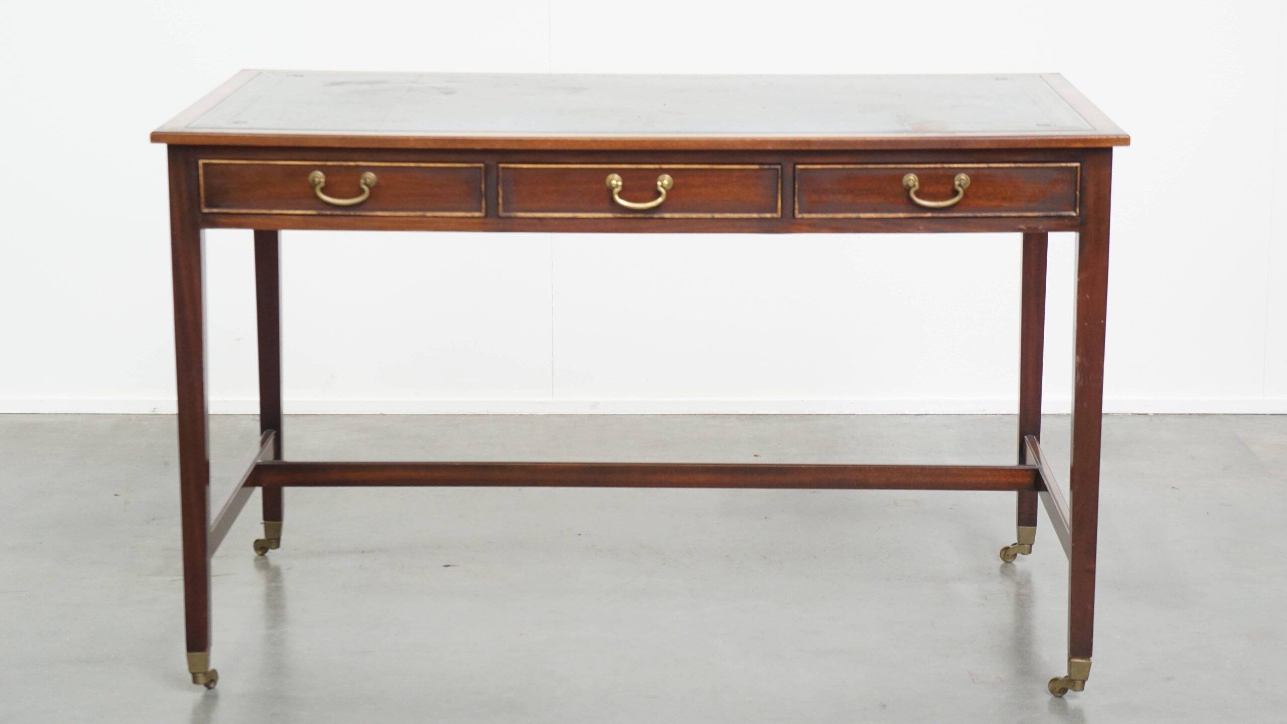 Bureau et chaise de bureau Chesterfield en cuir de vachette bleu