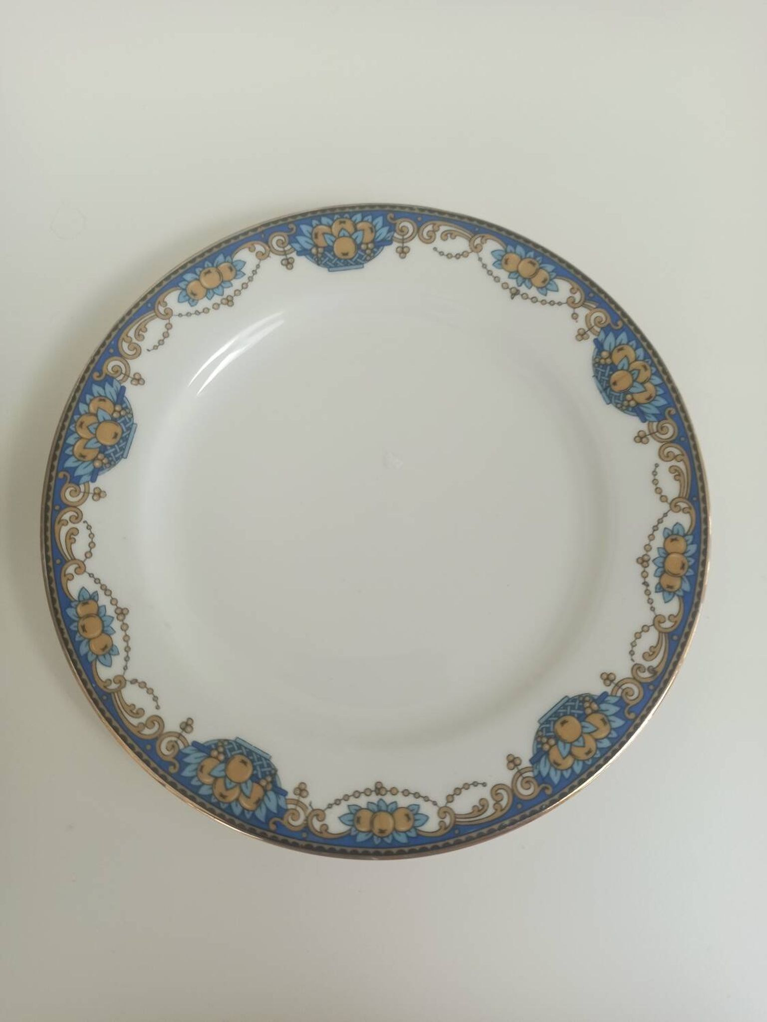 12 assiettes en porcelaine de Limoges à décor de guirlandes et de fruits