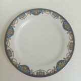 12 assiettes en porcelaine de Limoges à décor de guirlandes et de fruits