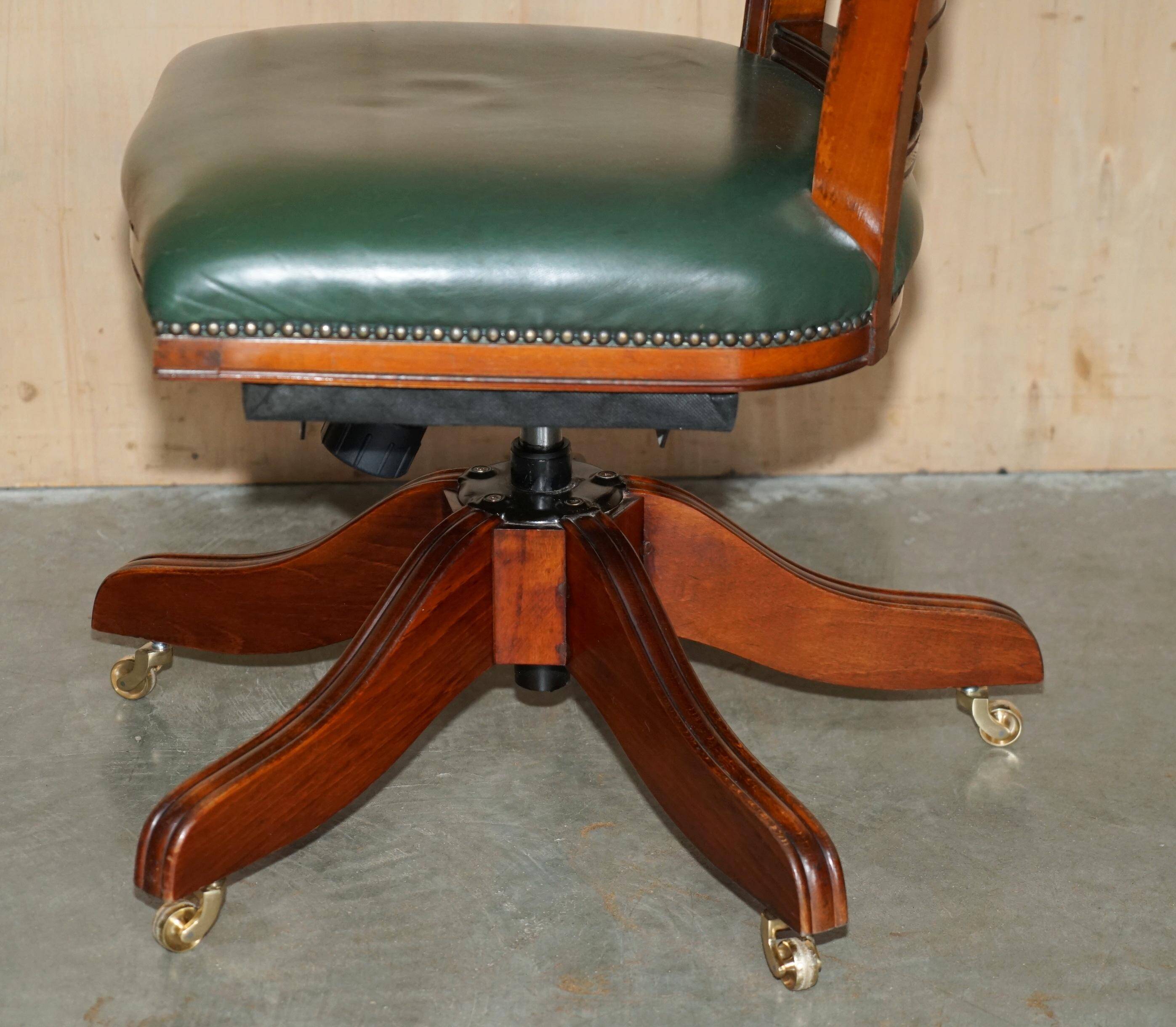 Modern captain's chair in leather, beech frame, adjustable.