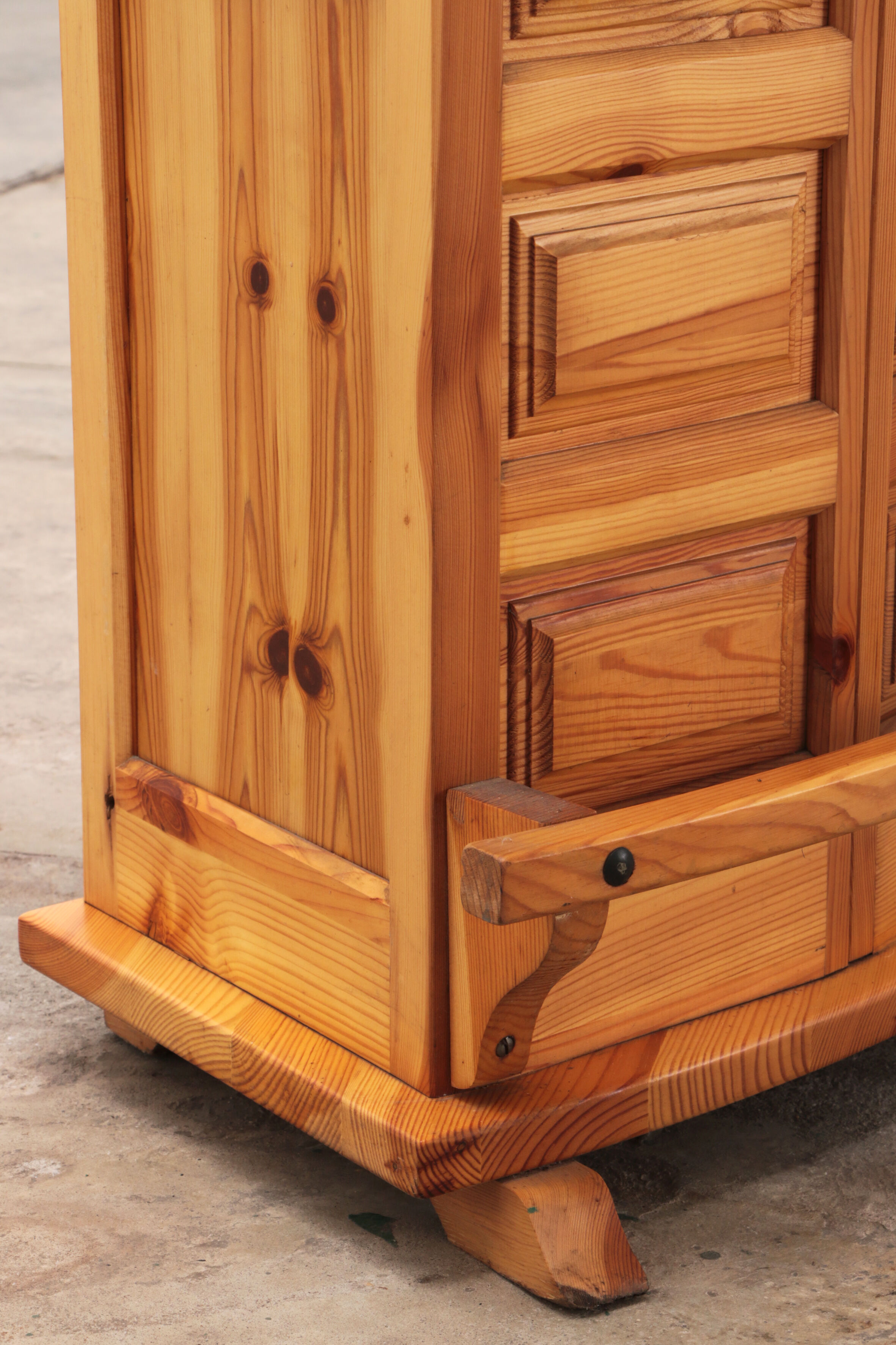 Brutalist mid-century wooden bar with 3 bar chairs, 1970s