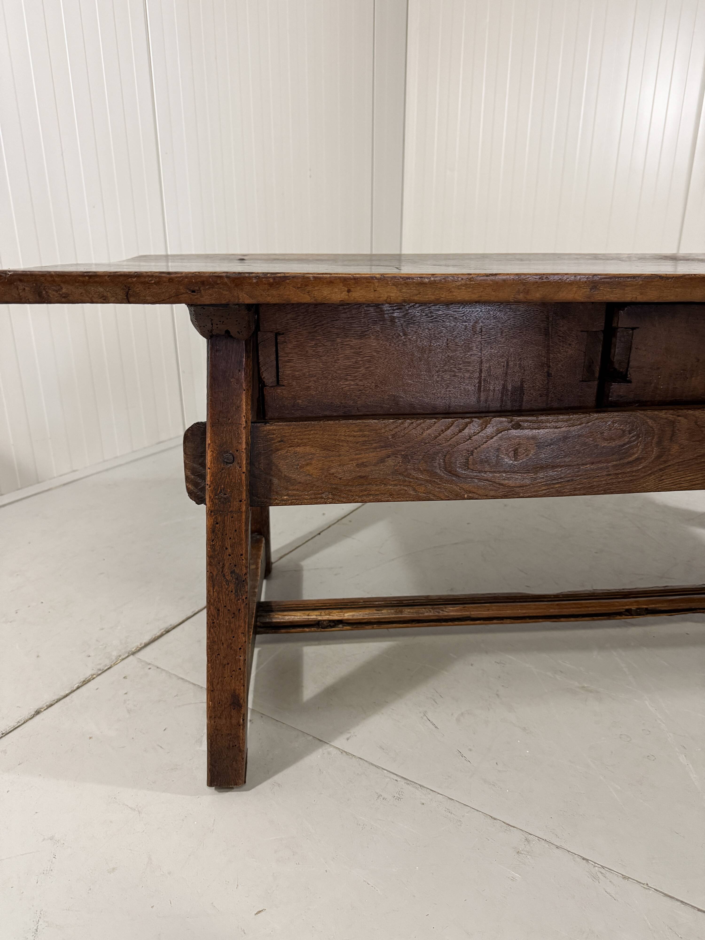 Table basse espagnole antique brutaliste