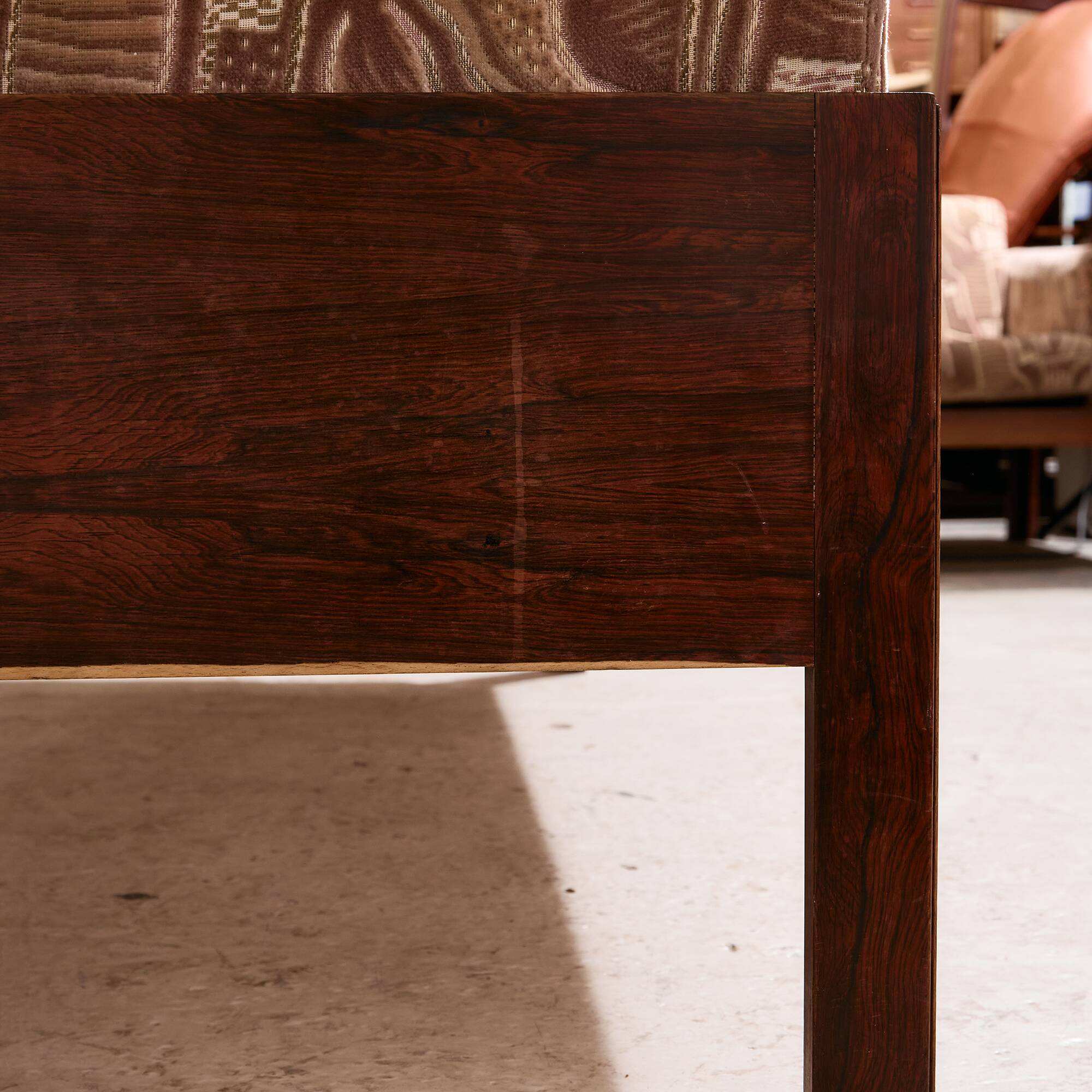 MK11213 Three-seater rosewood sofa