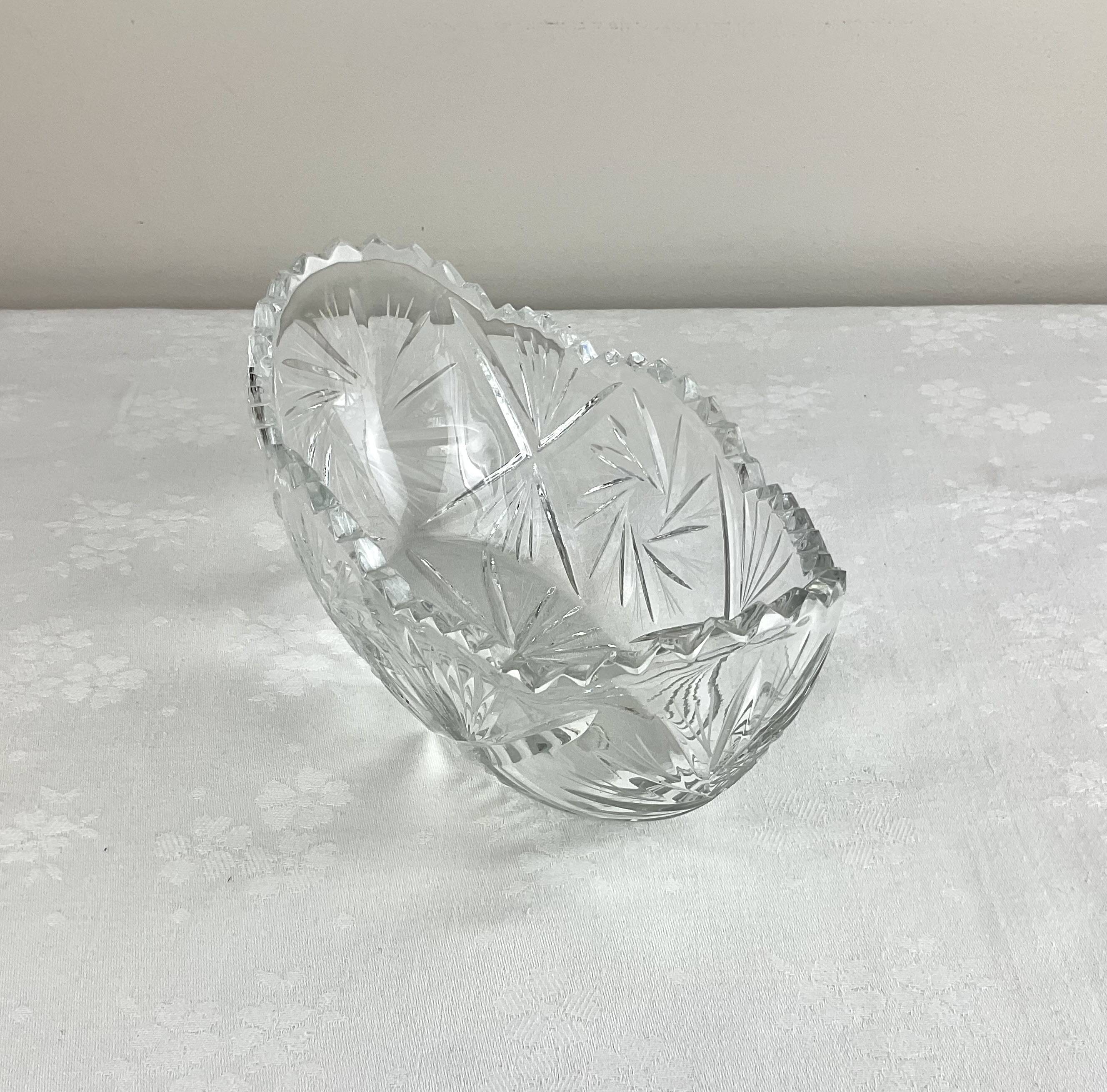 Oval glass bowl, empty pockets