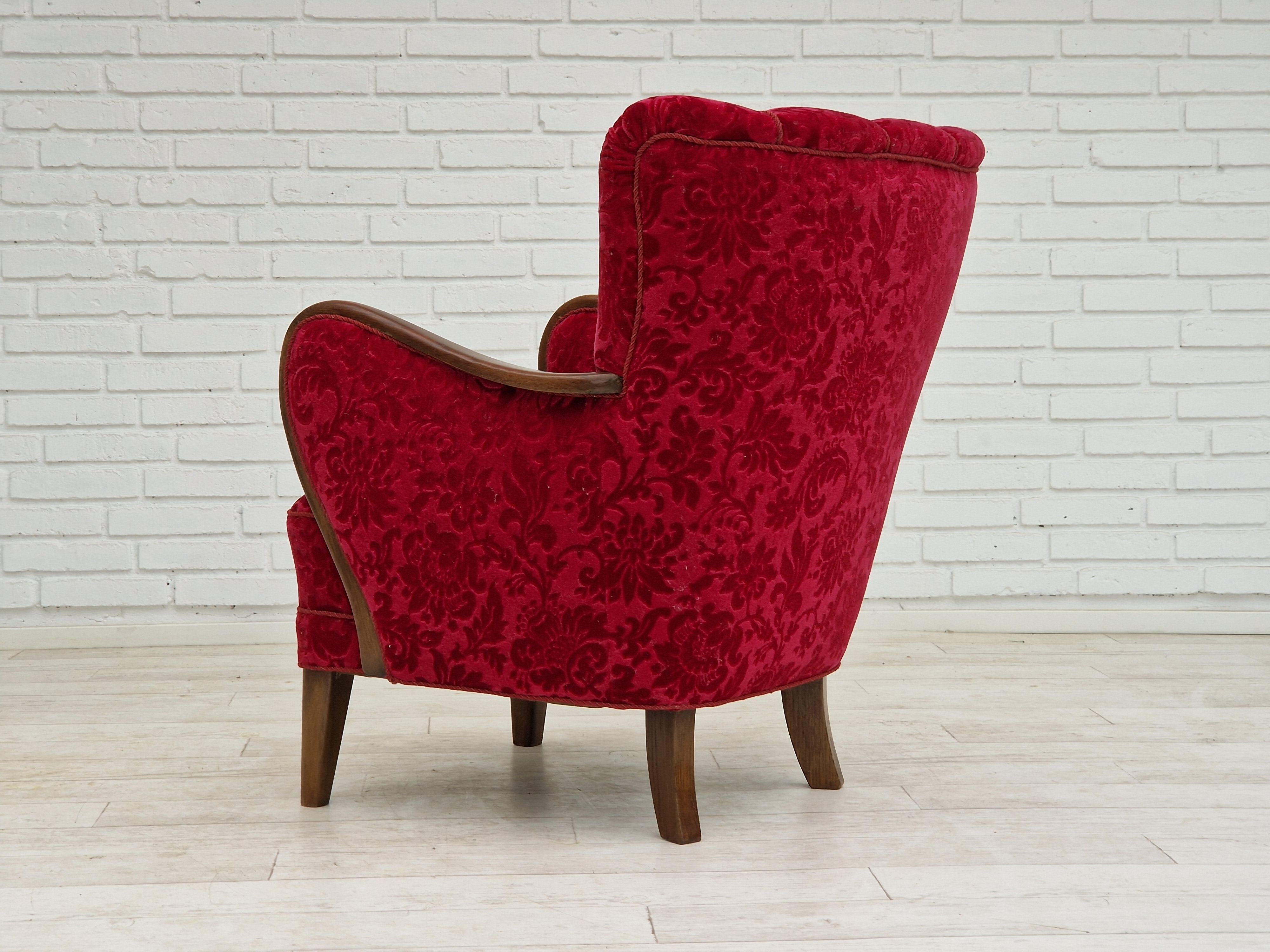 Années 1960, design danois, fauteuil en tissu rouge cerise, très bon état d’origine.