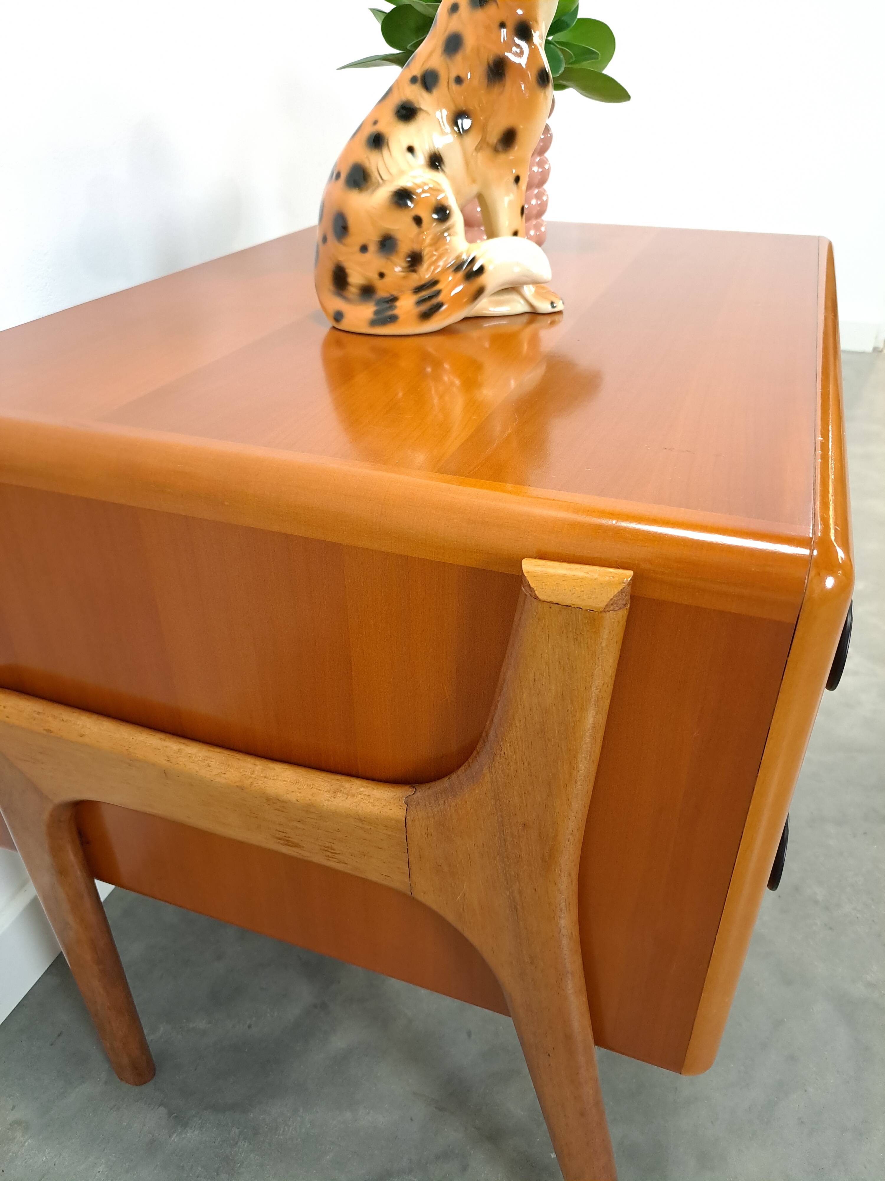 Teak ladekast met zwarte metalen grepen, tv meubel