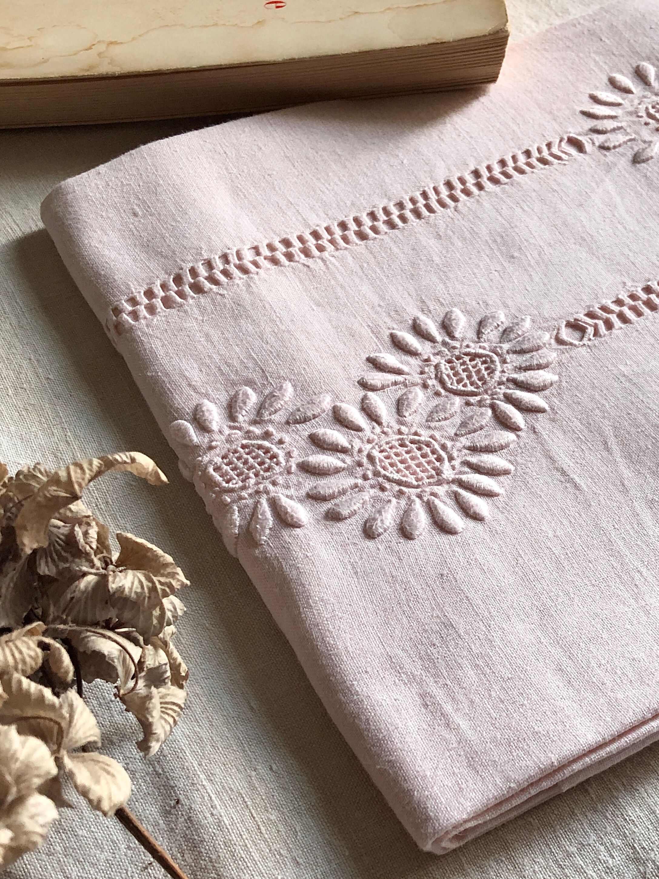 Pillowcase in pure old linen washed pink