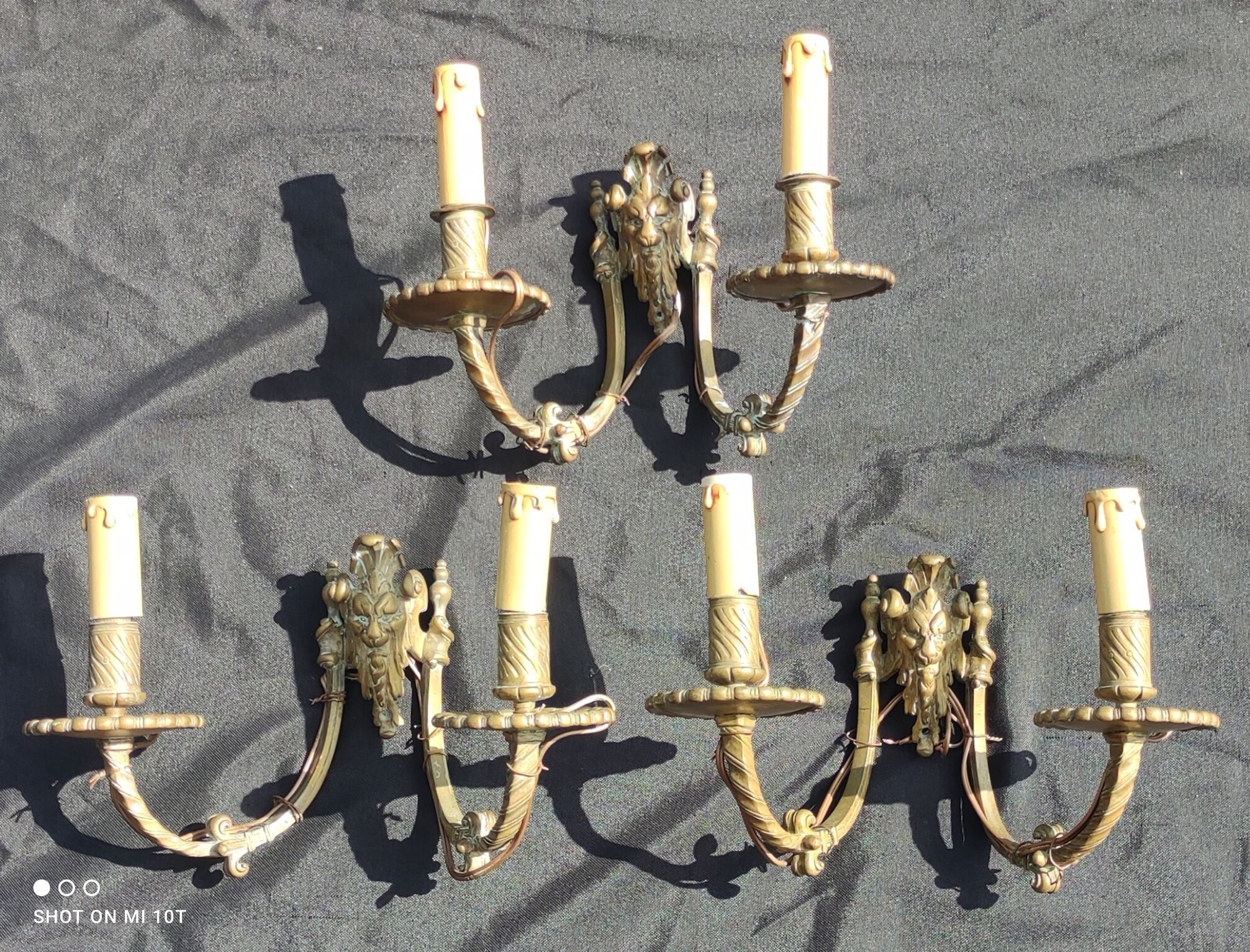 Series d e 3 applied in bronze/lion's head