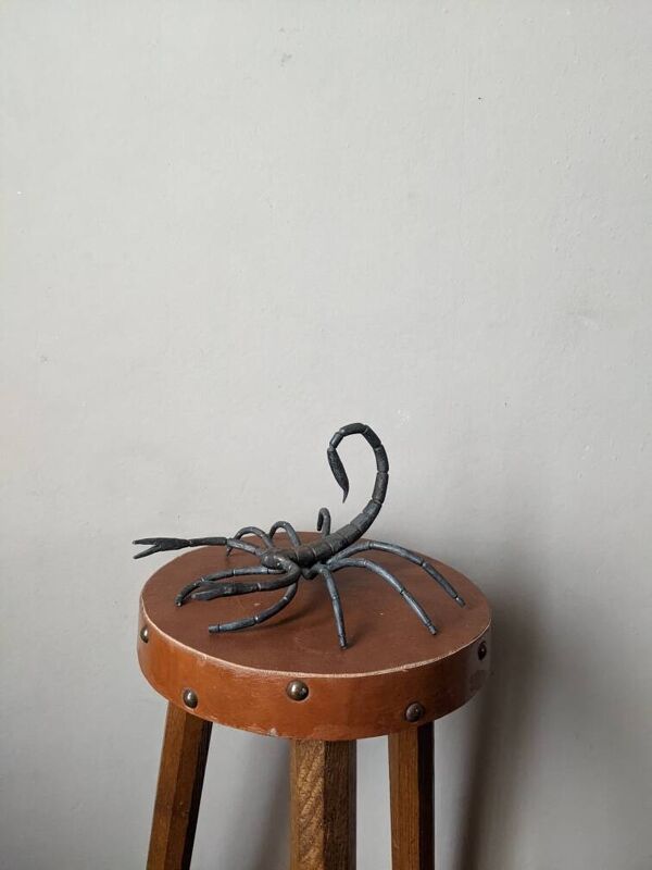 Sculpture artisanale scorpion métal cabinet de curiosité objet arthropode