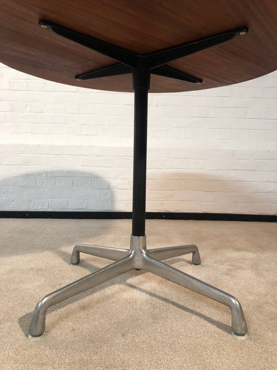 Round table by Eames for Mobilier International 1970
