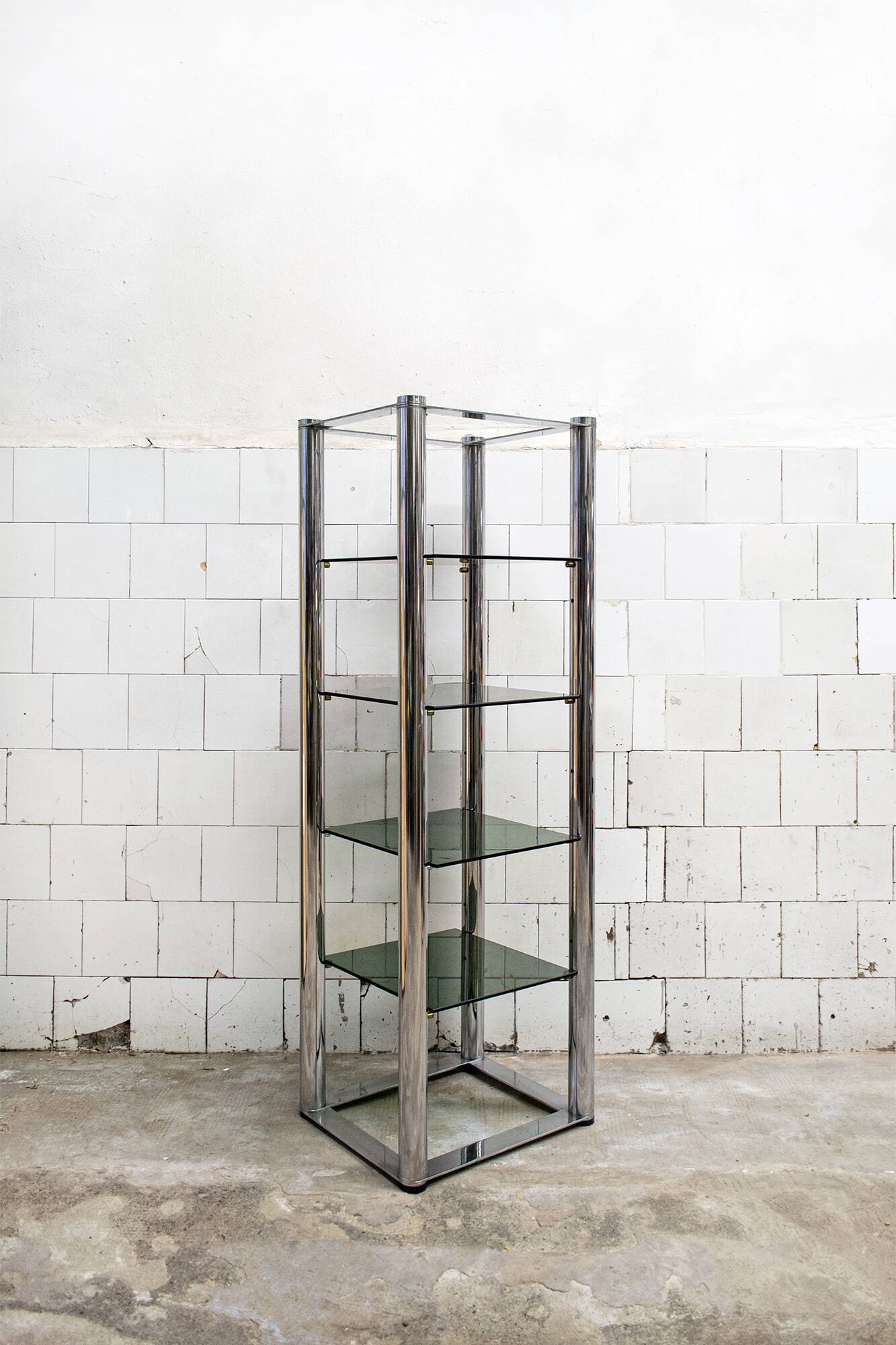 Libreria autoportante in acciaio cromato e vetro fumé, Italia, anni '70