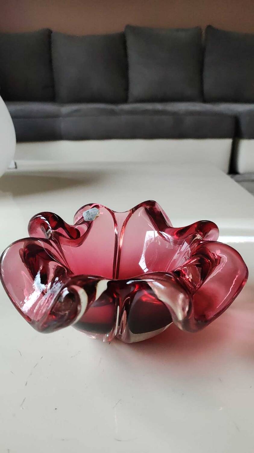 Floral/Corolla shaped pocket emptier. Murano Italy/Chambord by Fratelli Toso. In pink blown glass. Diam 18 cm