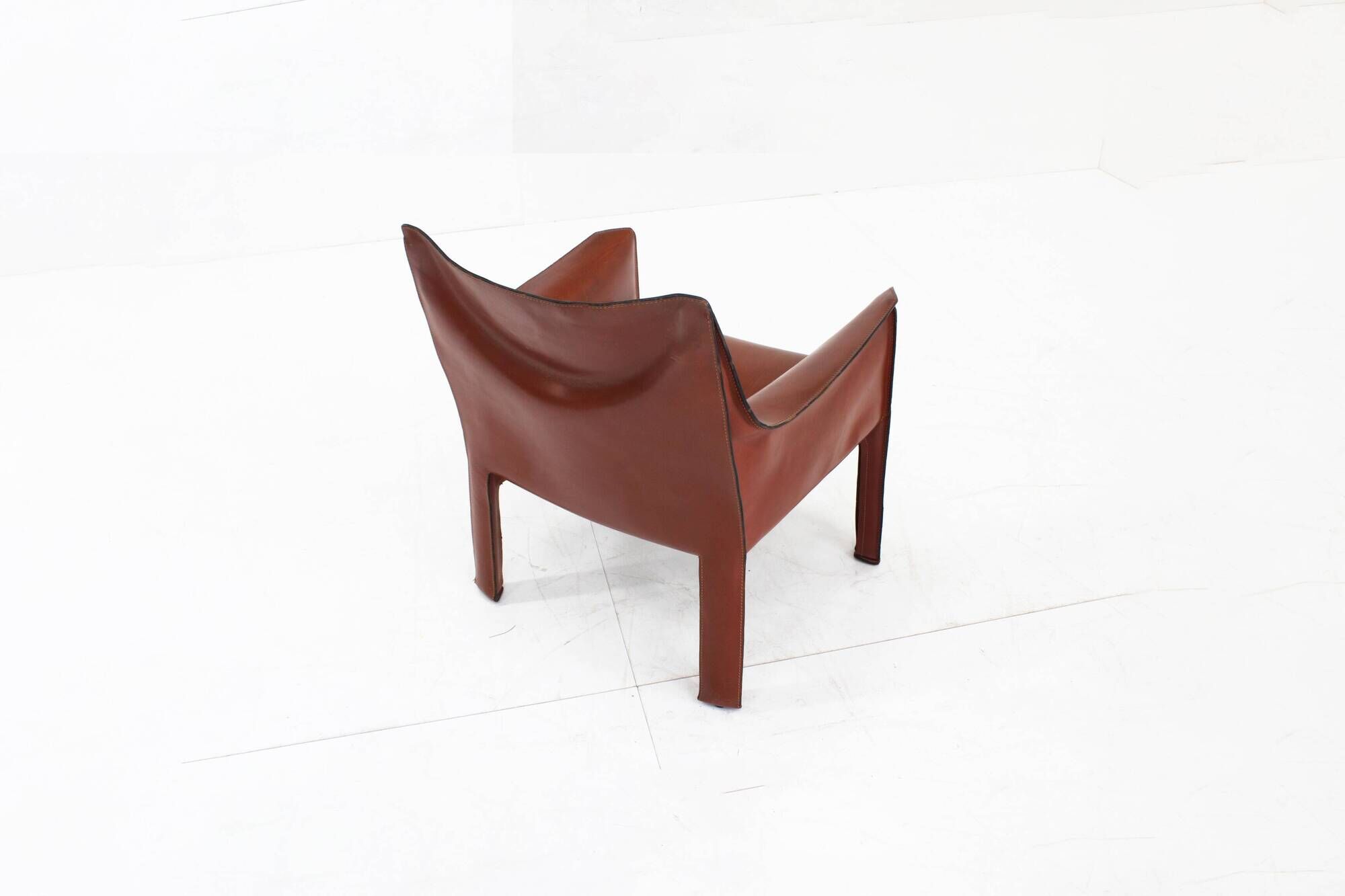 Fauteuil Cassina Cab 414 de Mario Bellini en cuir bordeaux Ital
