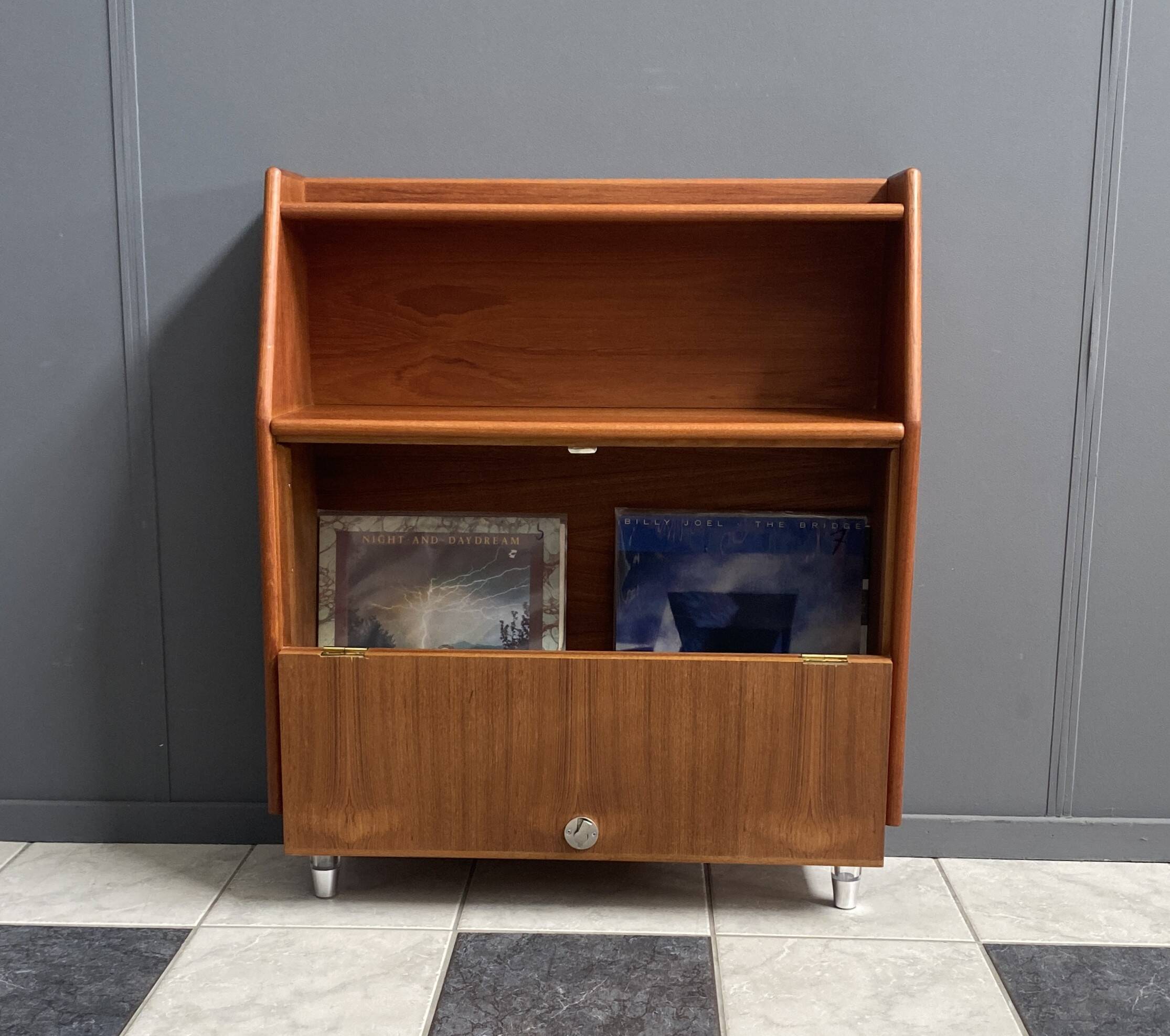 Buffet haut en teck sur pieds en lucite des années 1960