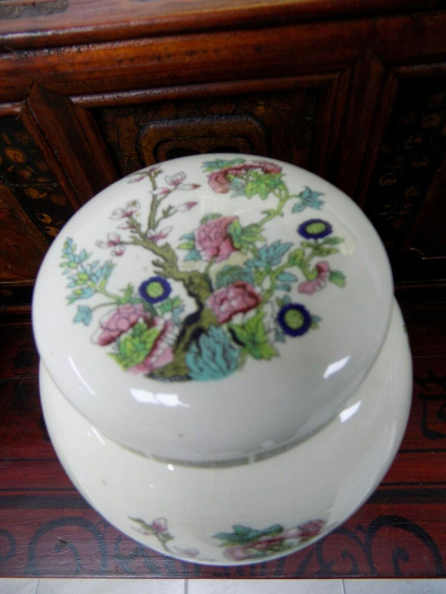 China porcelain lot 3 pots lid and wooden supports