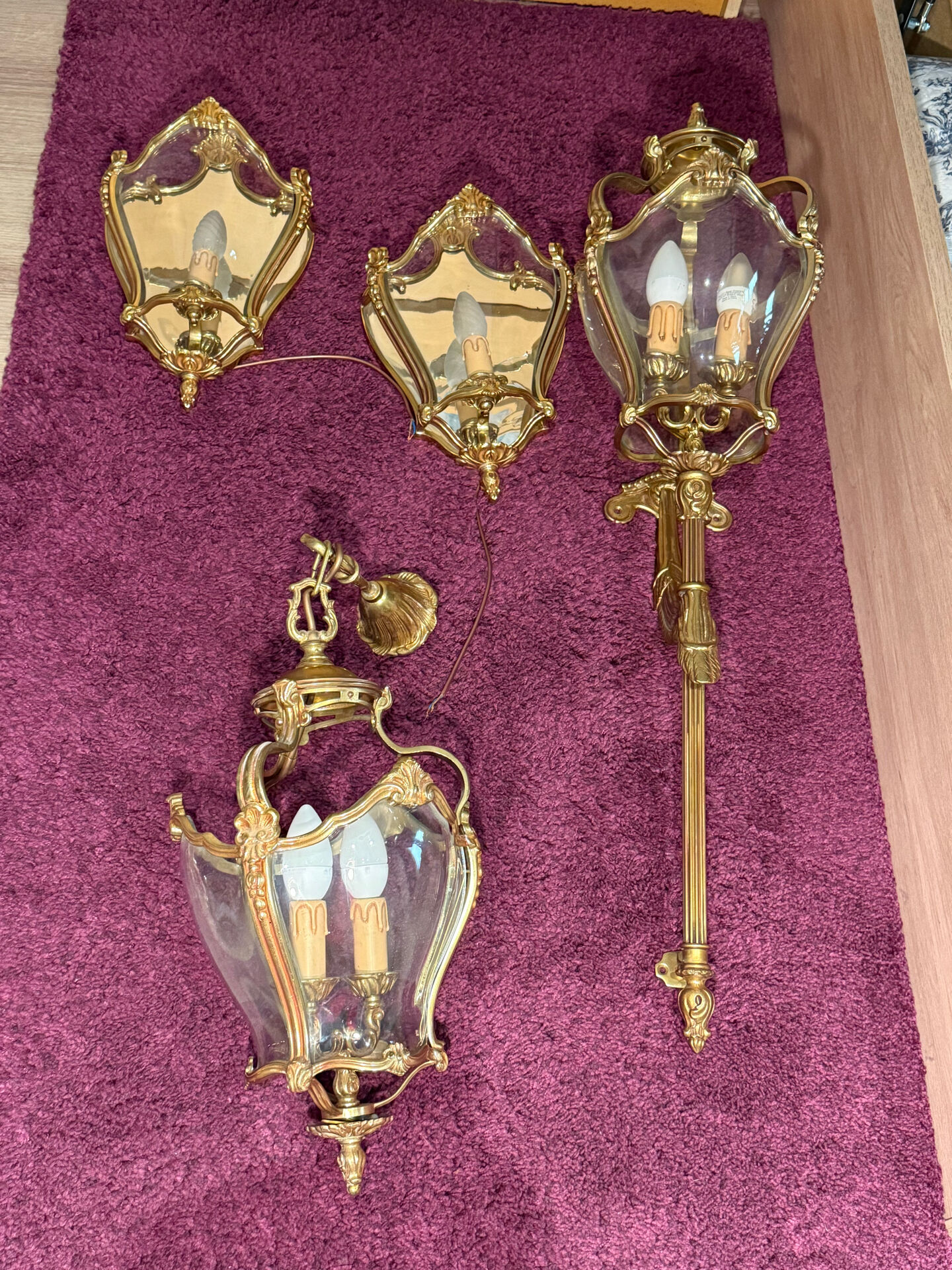 Set of bronze and curved glass light fixtures – Louis XV style – read