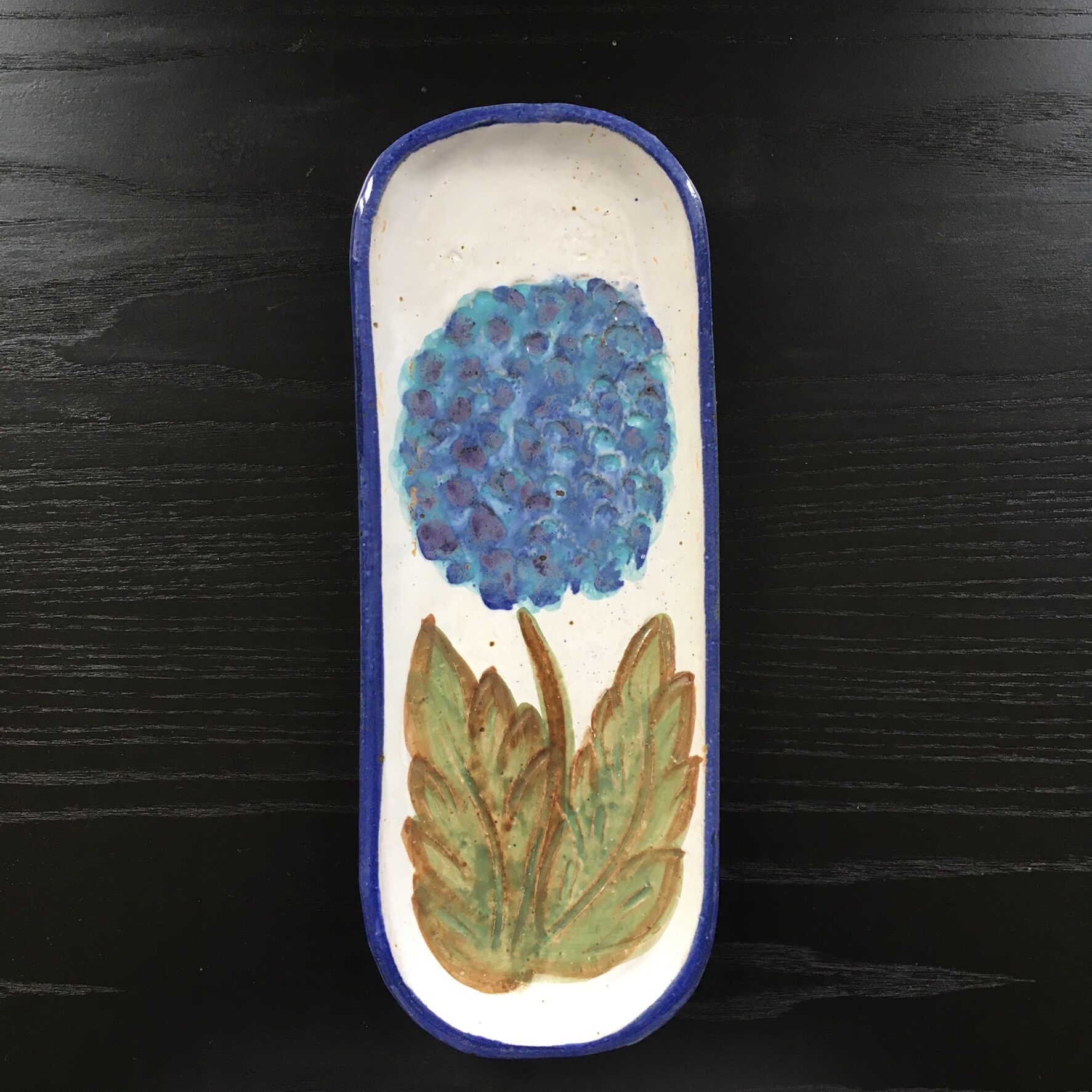 Hortensia-decorated stoneware plate signed