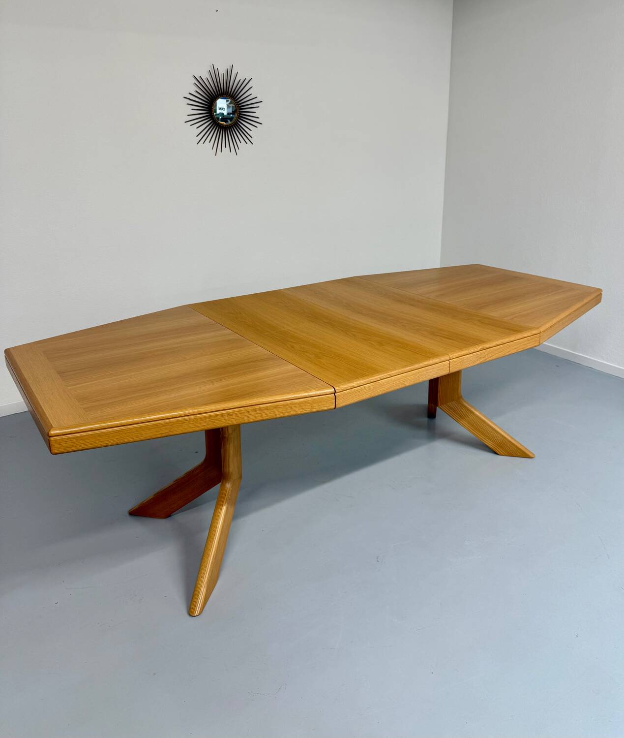 Ancienne table en bois massif octogonal a rallonge design Girsberger