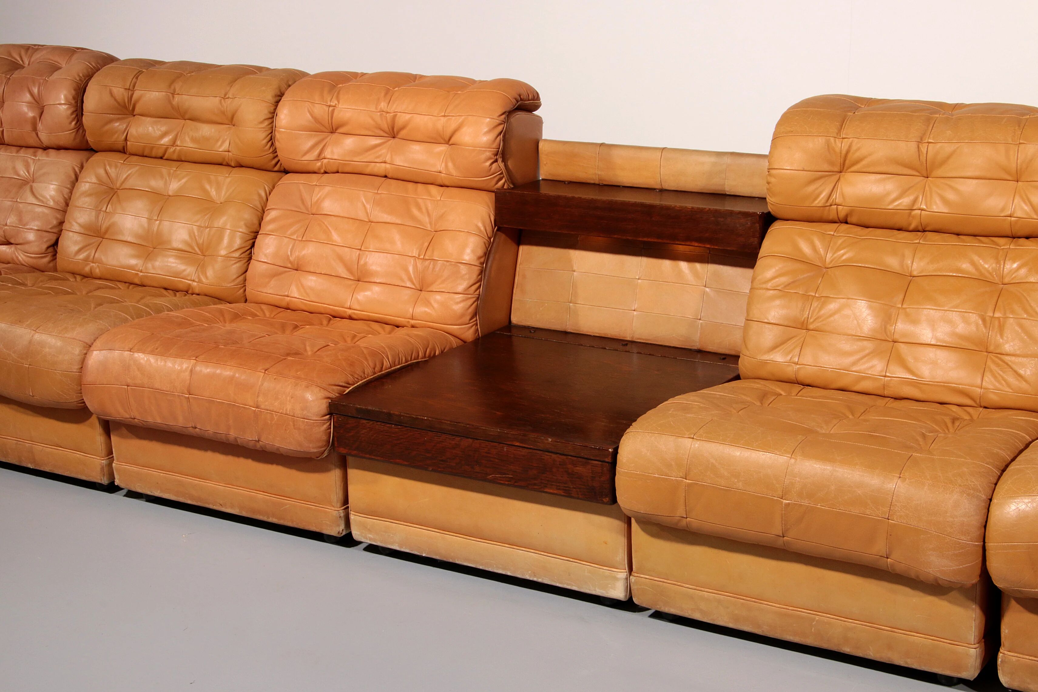 Superbe ensemble de canapés modulaires en cuir cognac des années 1970.