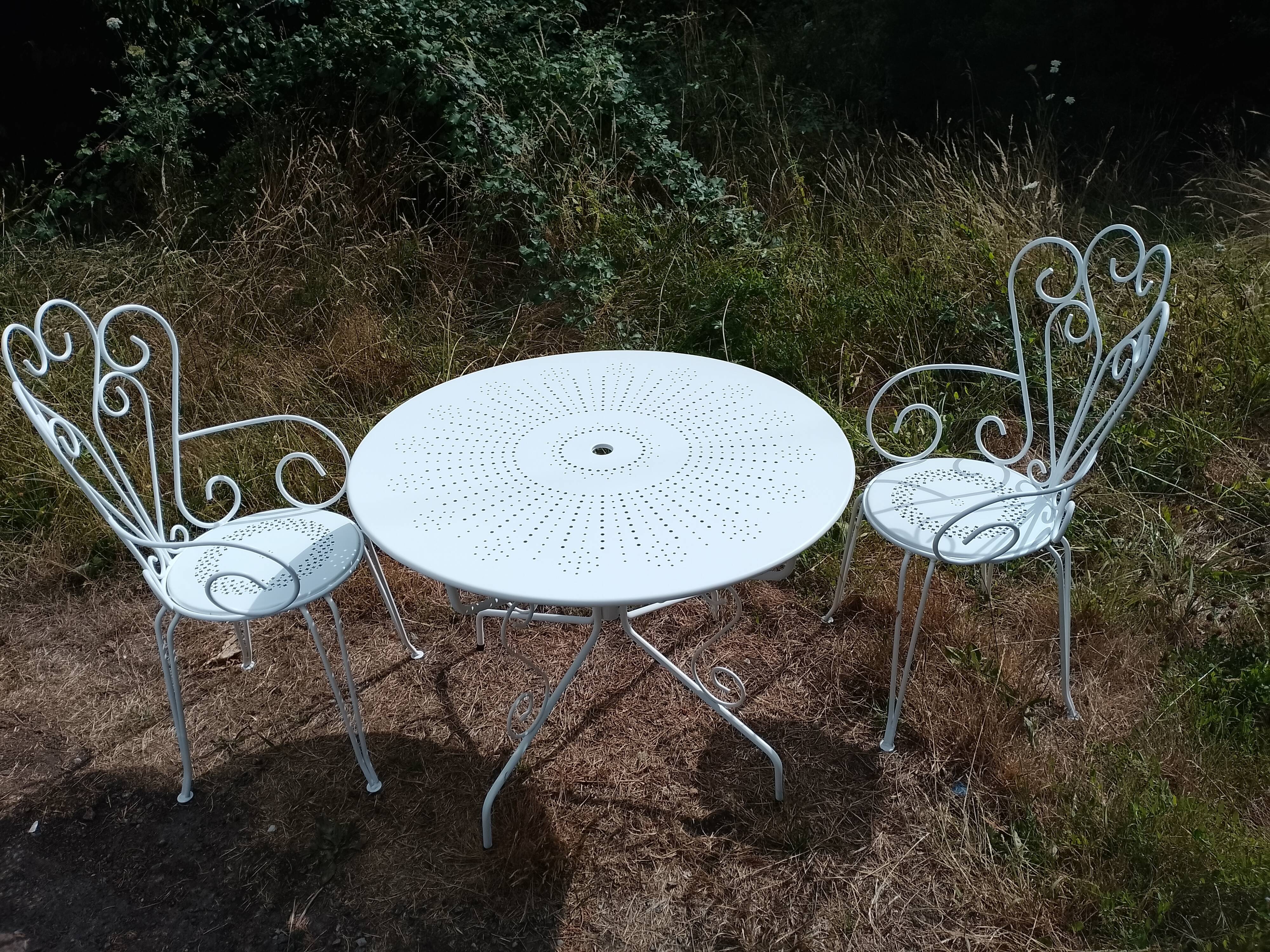 Table et chaise en fer forgé blanc