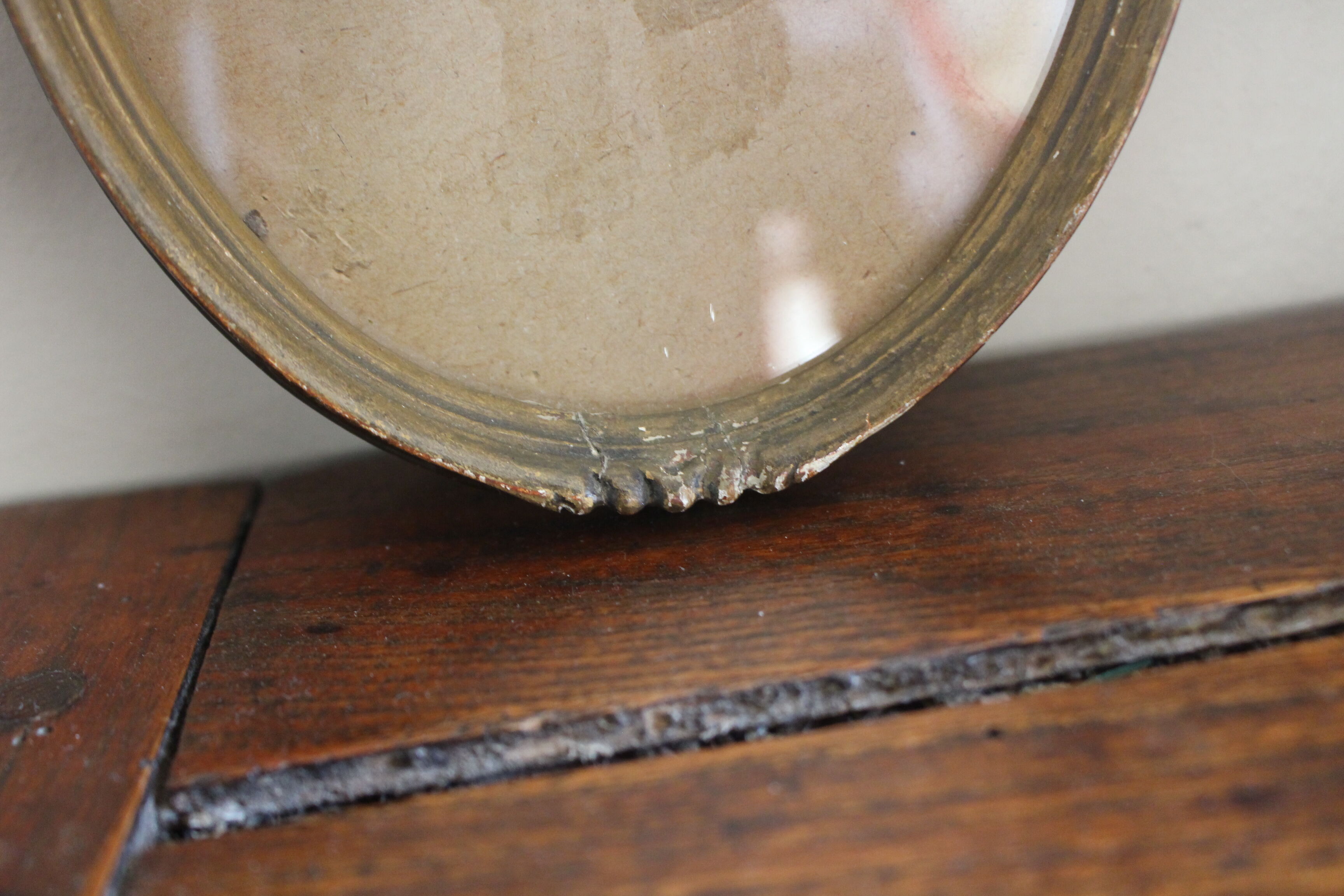 Oval box medallion gilding glass deco accumlulation