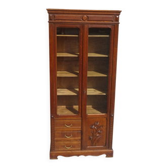 Vitrine en chêne, verres anciens