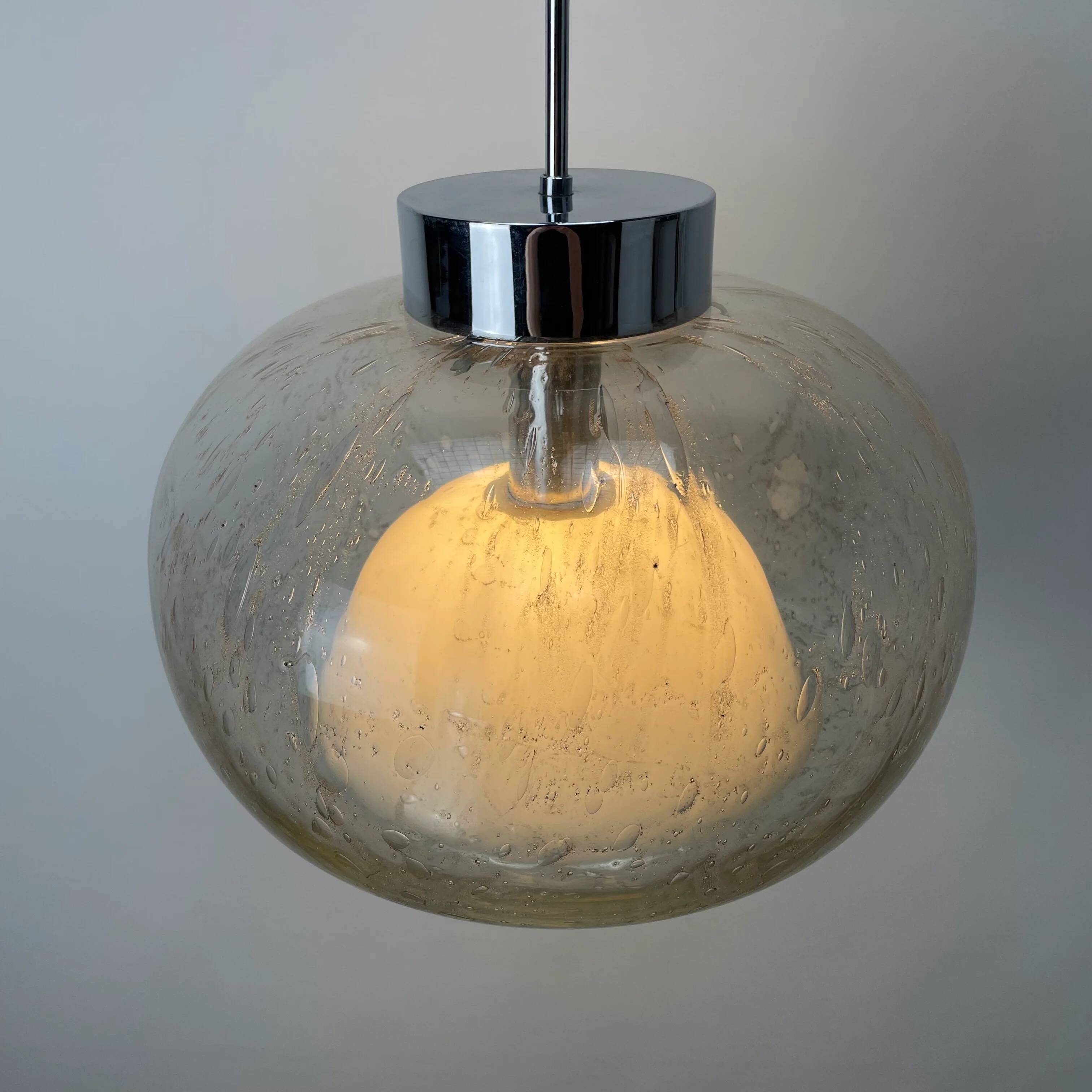 Suspension XL en verre à bulles rare et chrome par Doria Leuchten 1970