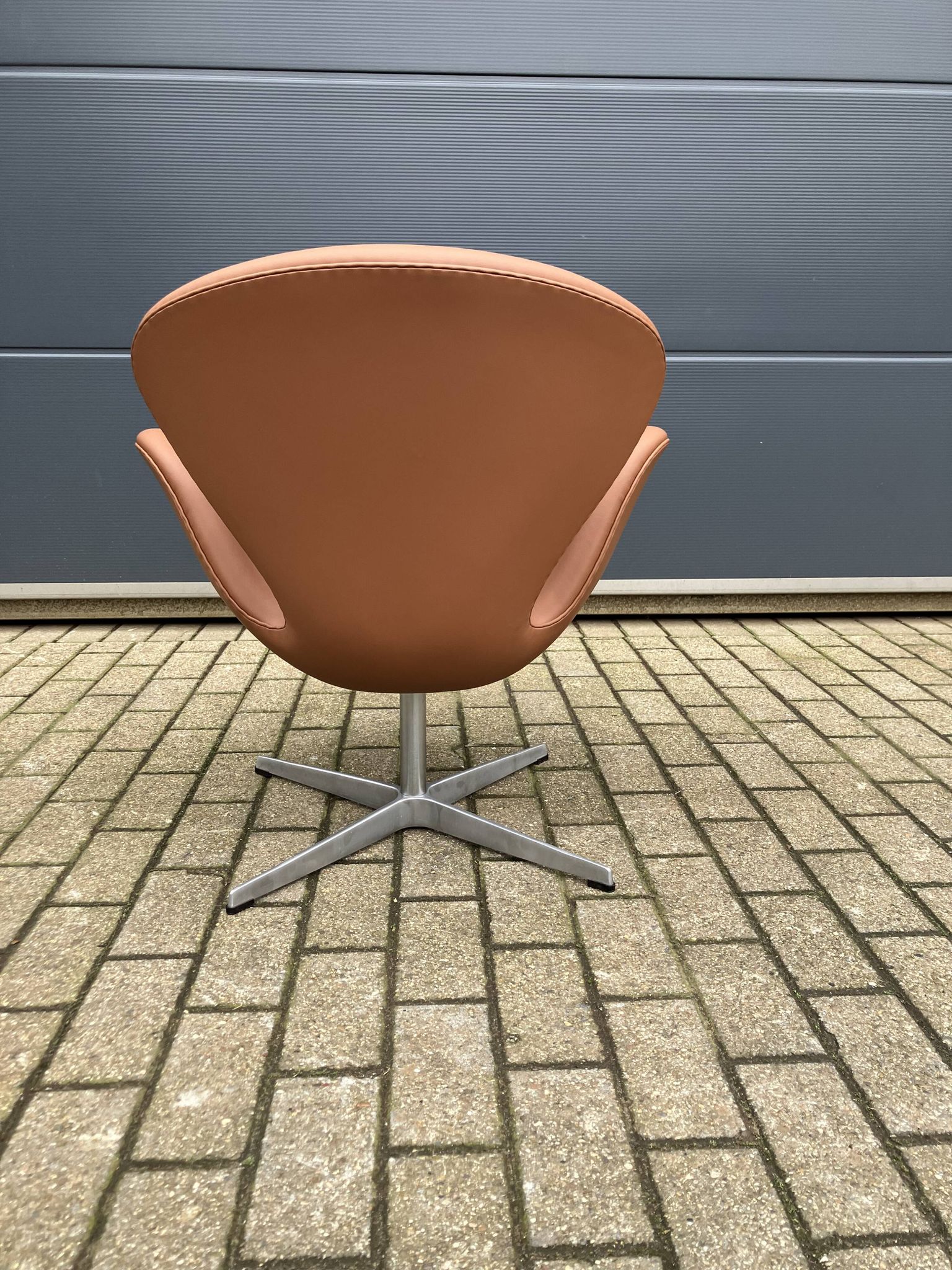 Fritz Hansen Swan chair by Arne Jacobsen in Cognac leather, NEW condition!!