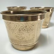 Trois cache-pot laiton couverture argentée patine dorée monogramme début XXème