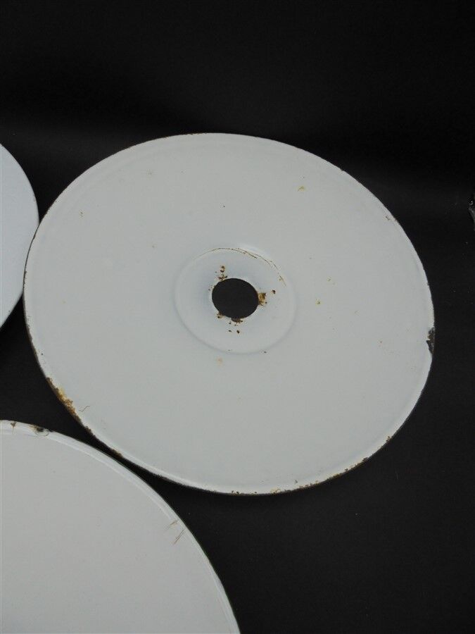 Trio of green suspensions in enamelled sheet metal