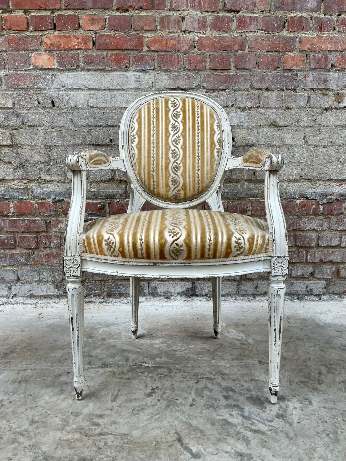 Fauteuil français de style Louis XVI avec revêtement