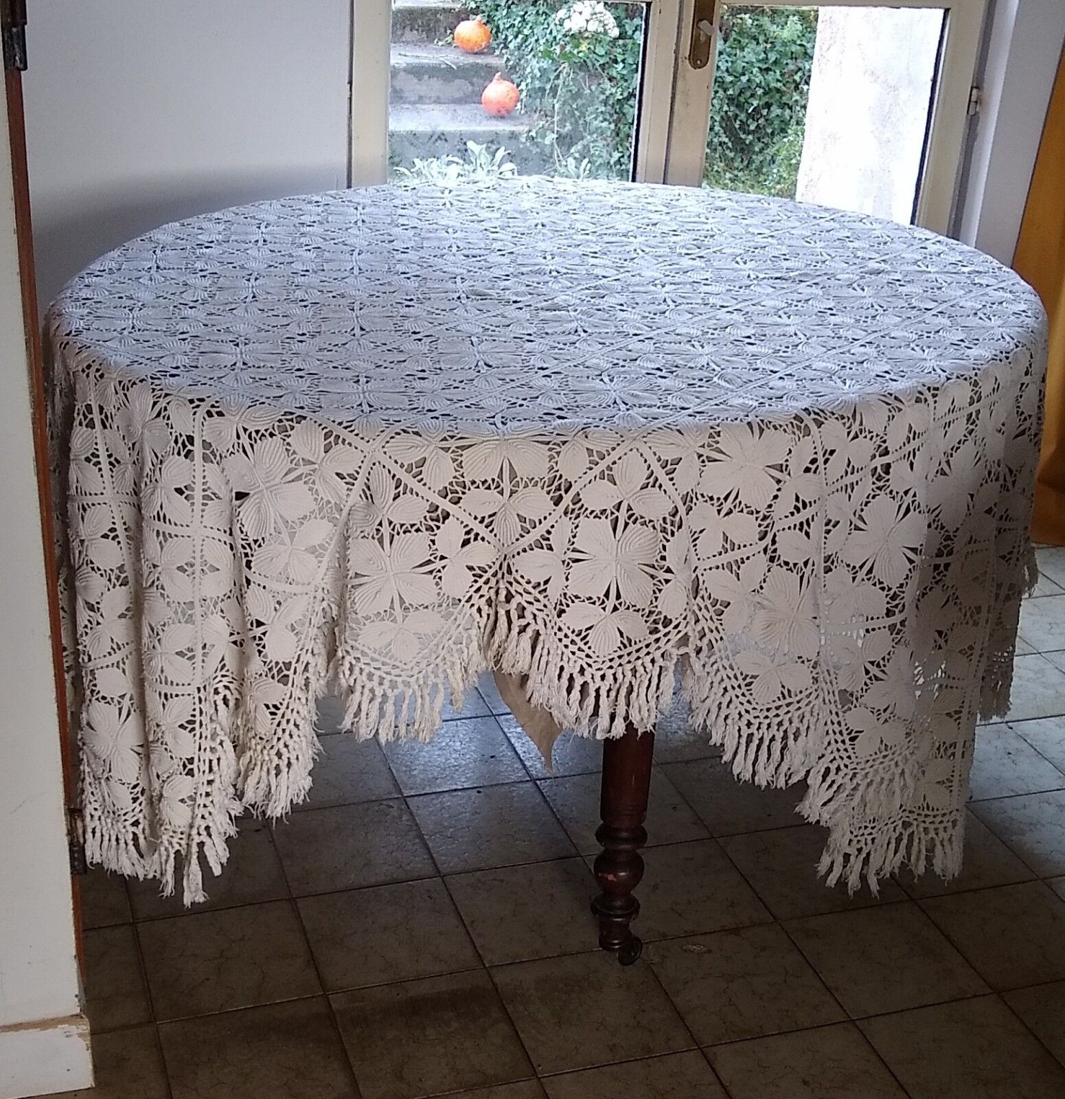 Scalloped bed top in crocheted ecru cotton