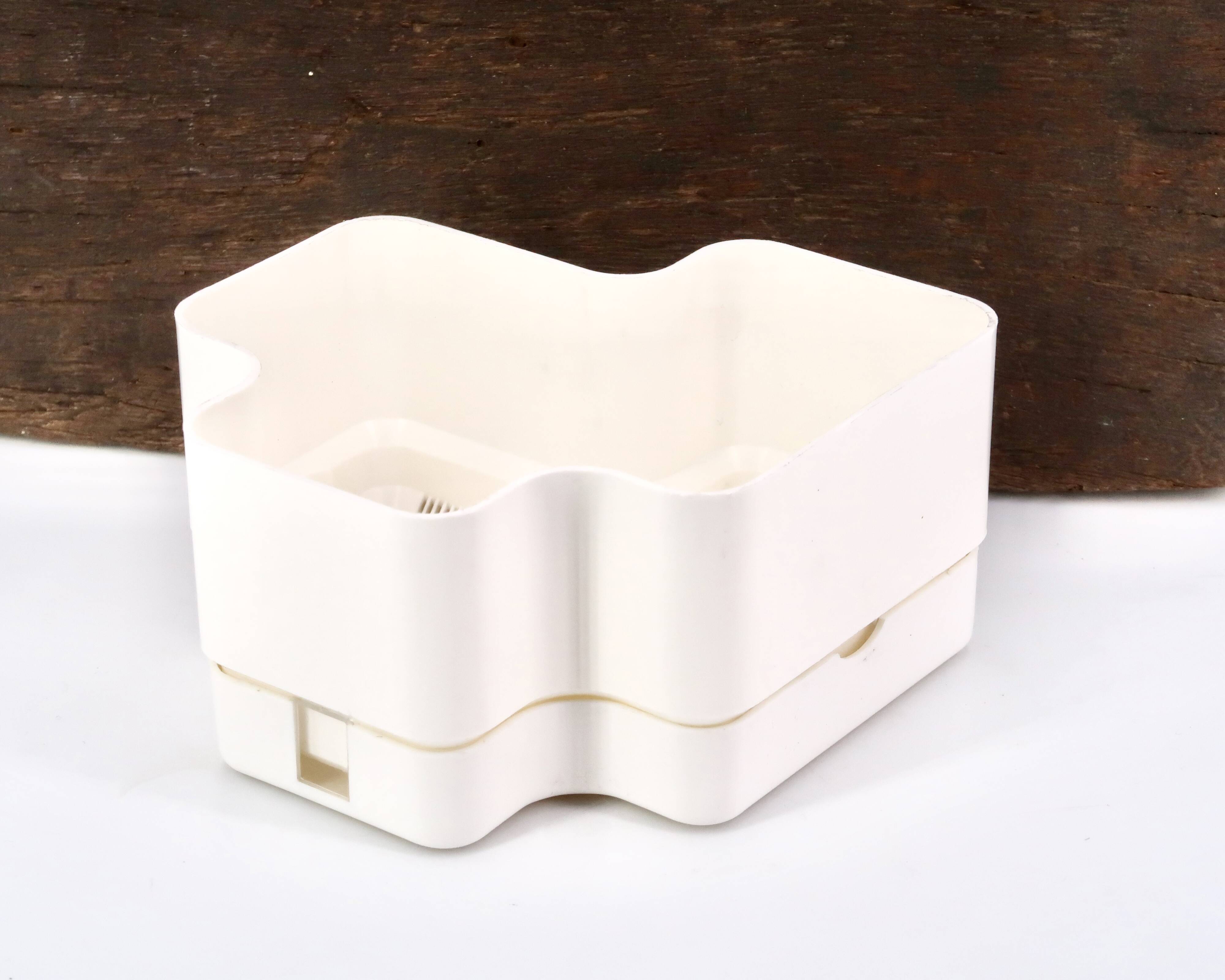 Vastill planter in white plastic by Michael McCann