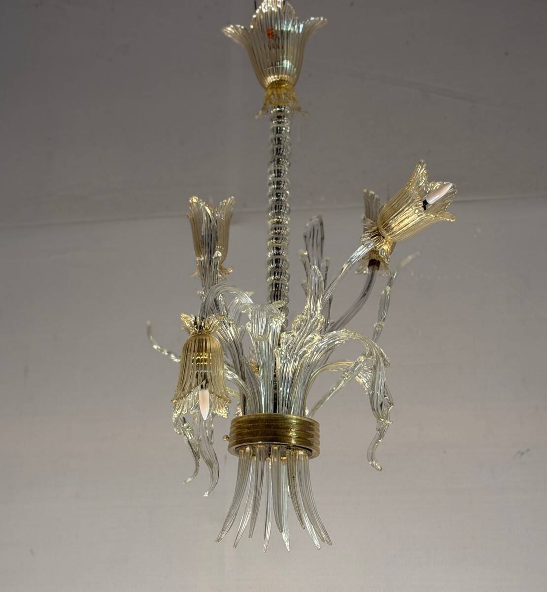 Asymmetrical Venetian chandelier in colourless and gold Murano glass, circa 1980.