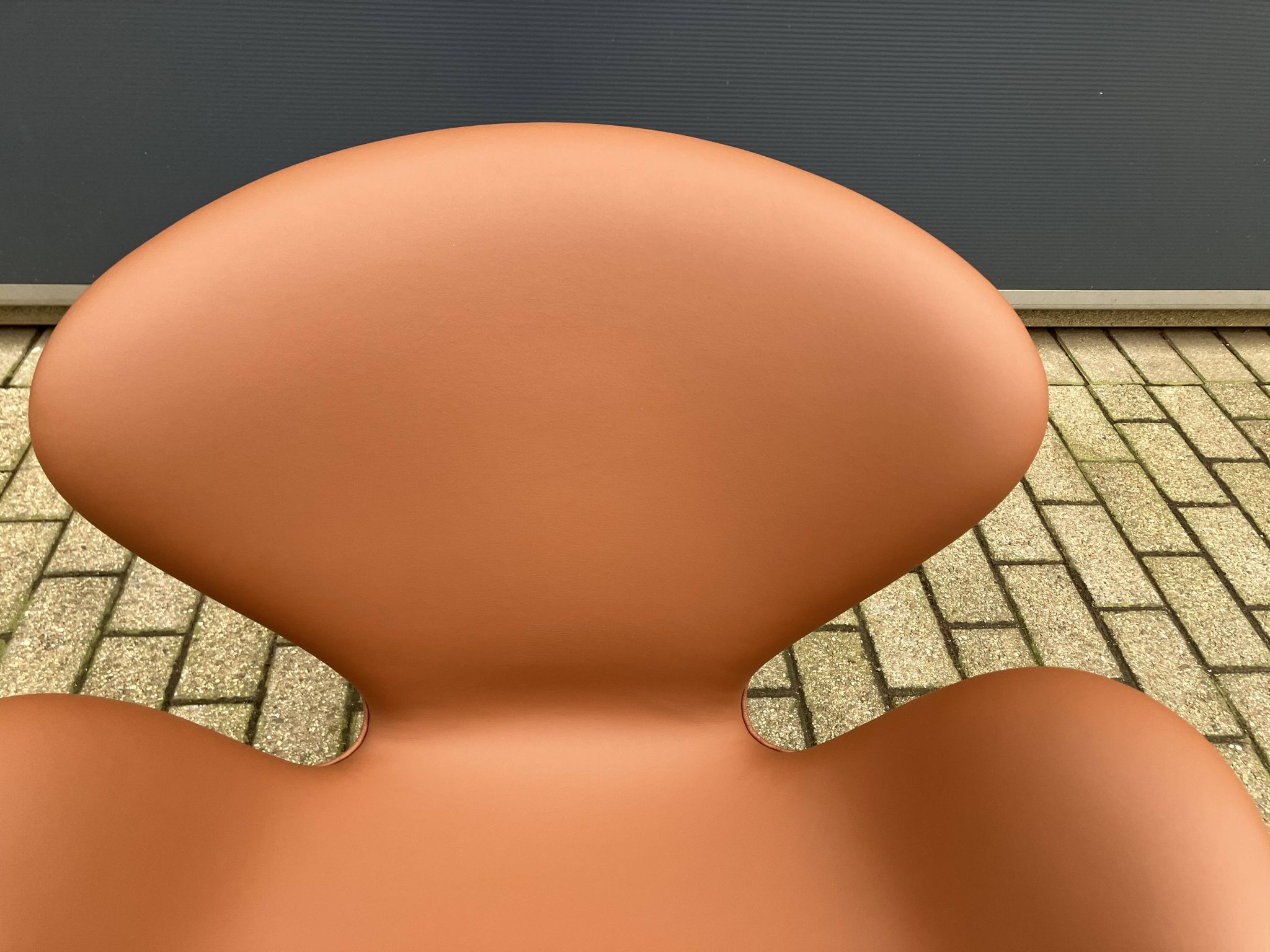 Fritz Hansen Swan chair by Arne Jacobsen in Cognac leather, NEW condition!!