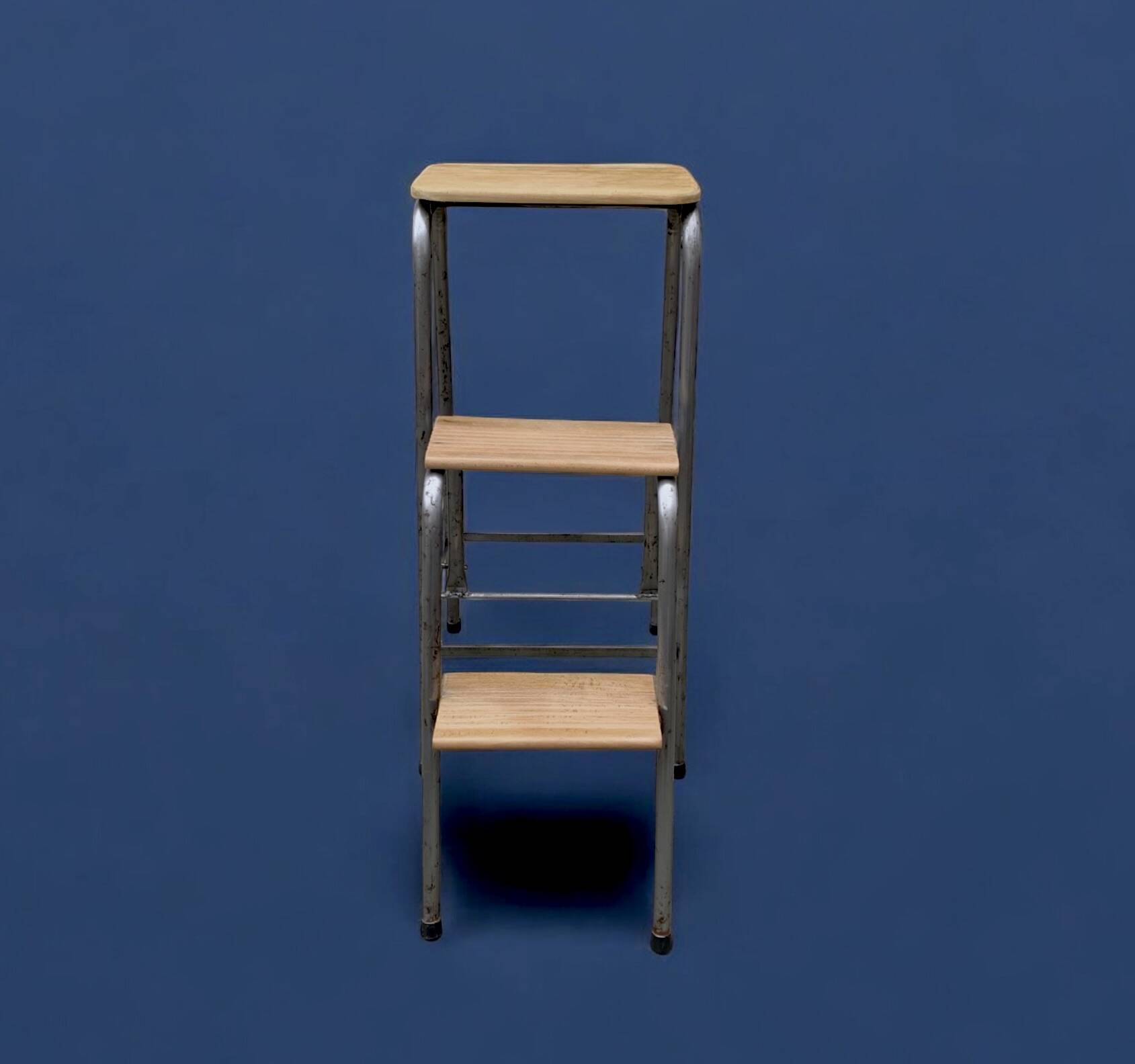Old wooden workshop stepladder - seat height: 85 cm