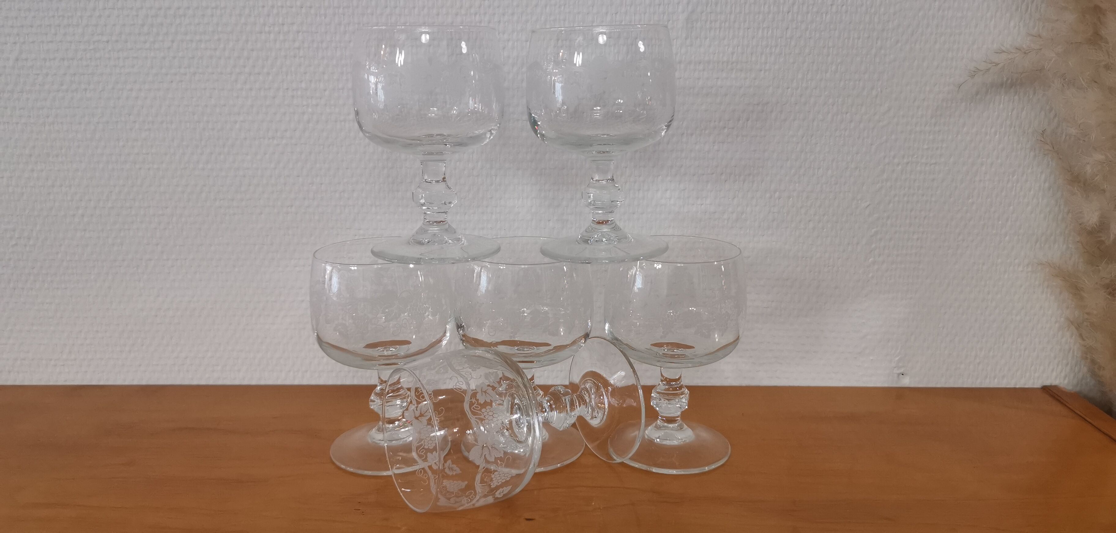 Set of 6 water glasses on feet, grape decoration and Luminarc vine shoot