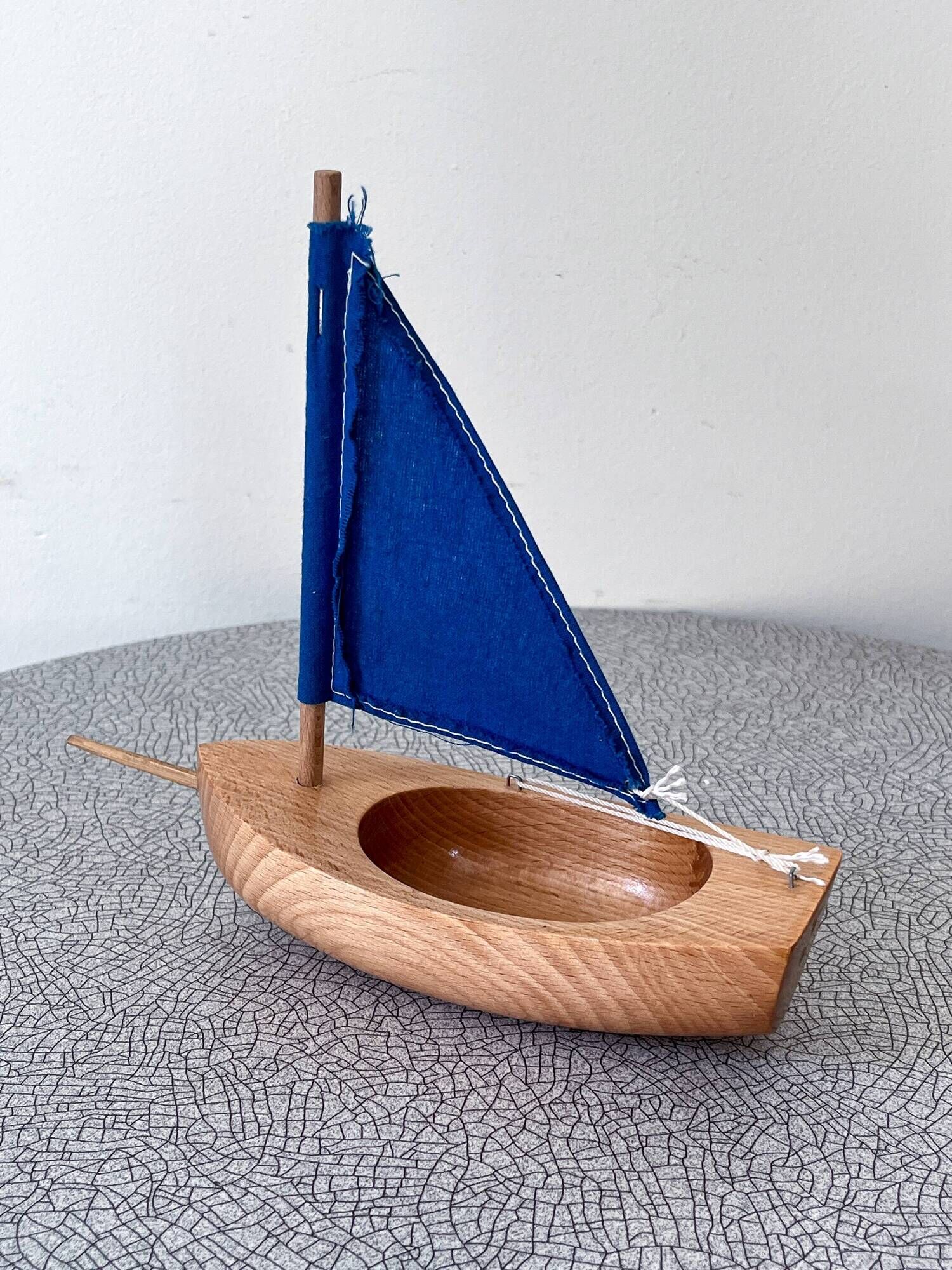 Small navigable pond sailboat made of wood and cotton, in good condition.
