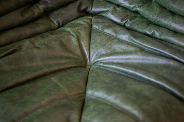 Paire de chauffeuses Togo modèle dessiné par Michel Ducaroy 1973