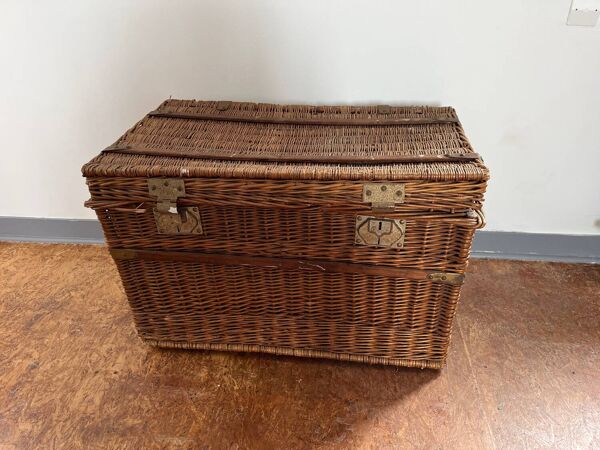 Ancienne malle de transport en osier, début du XXe