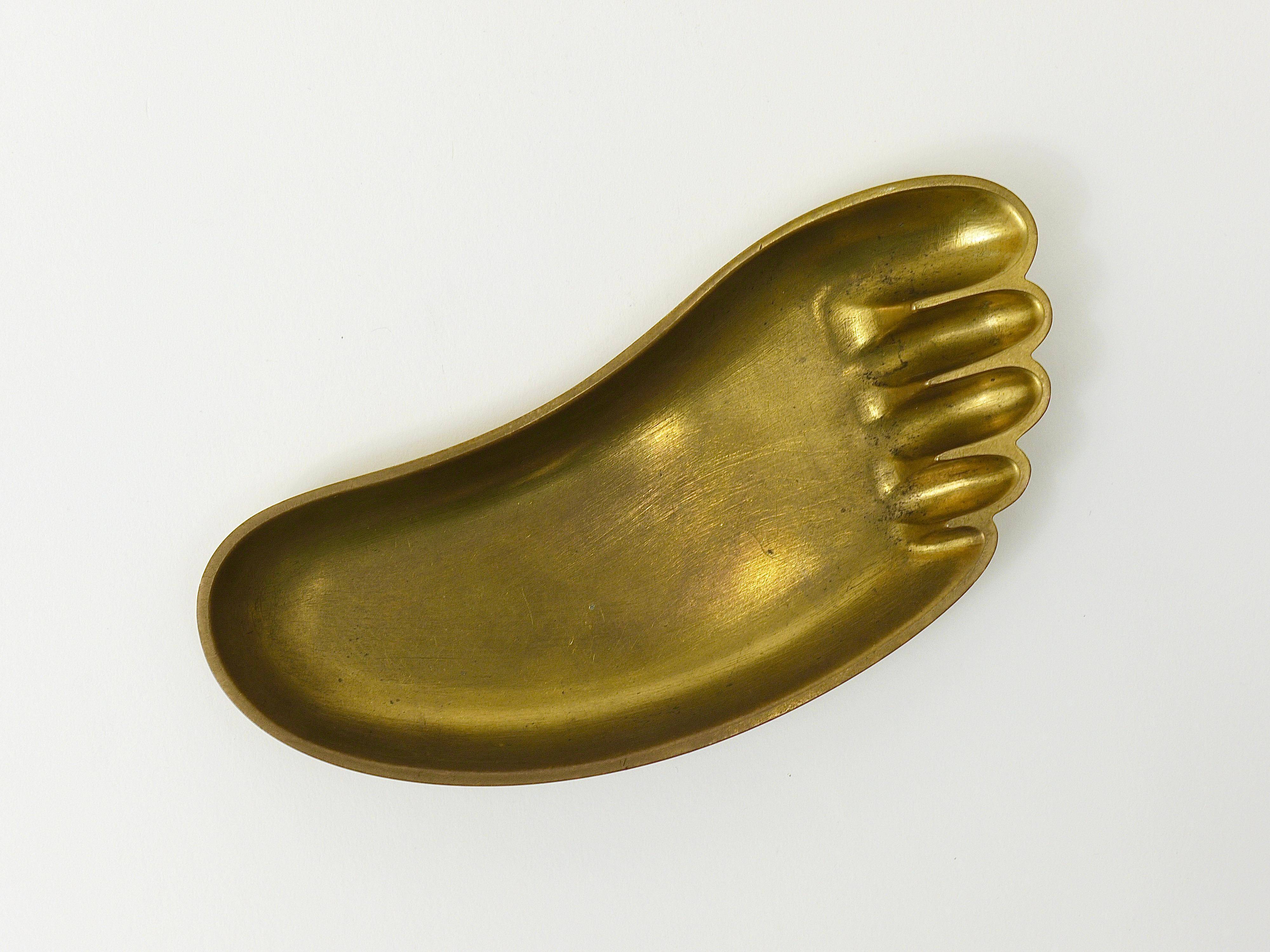Bowl or sculptural plate in the shape of a foot by Werkstätte Hagenauer, mid-century, brass, Austria.